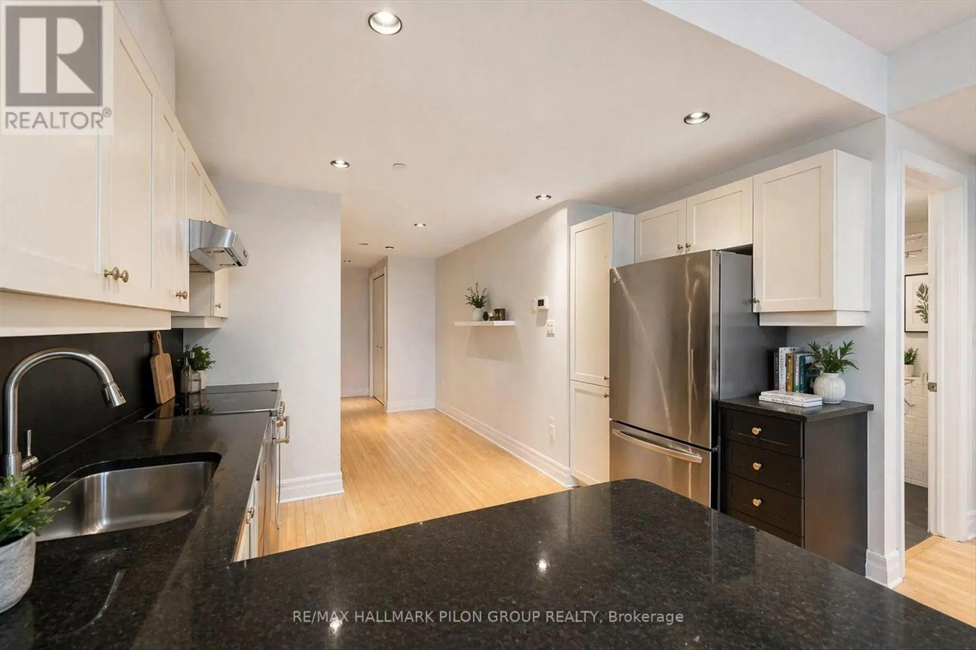 #109 950 MARGUERITE AVENUE - Image 3