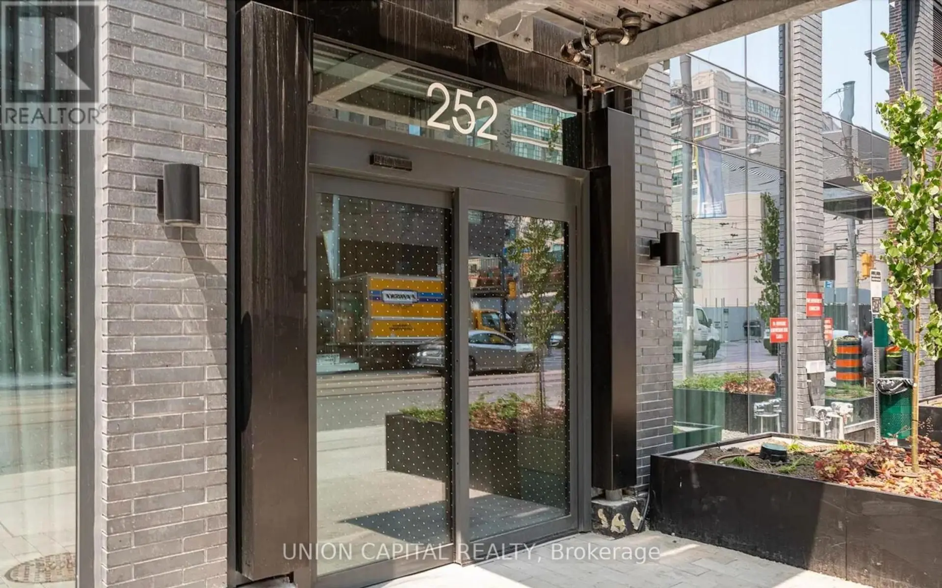 #5511 252 CHURCH STREET - Image 2