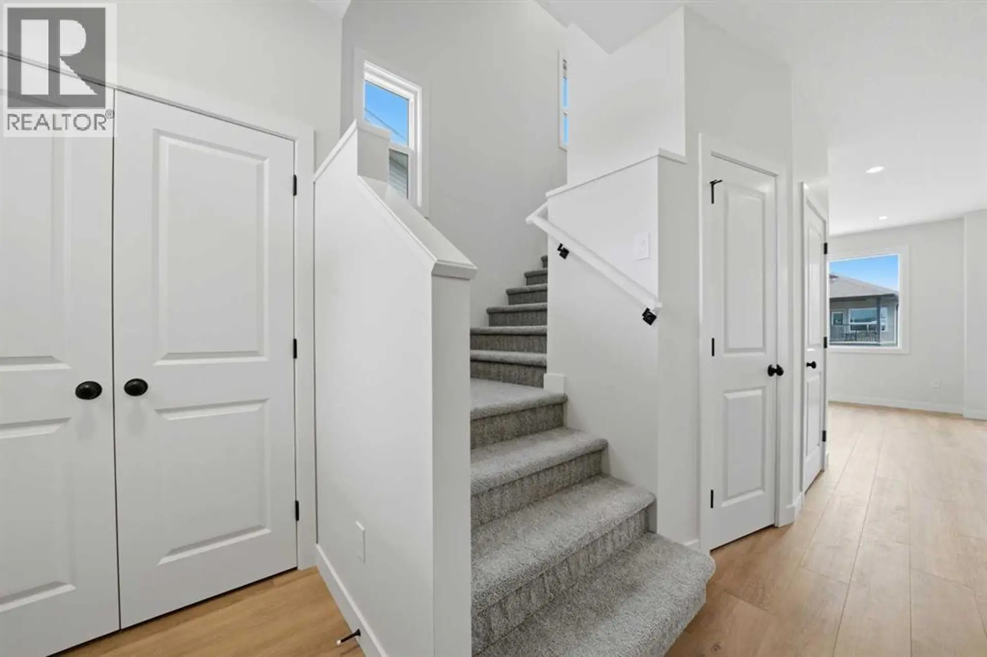 81 Pinnacle Close - Image 2