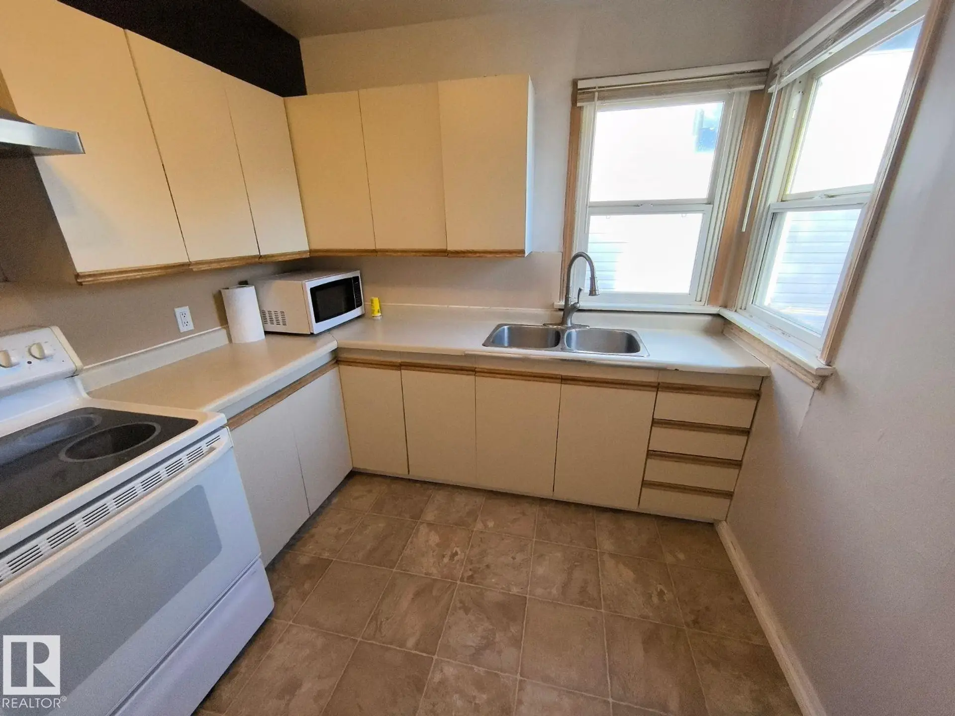 10815 68 AV NW - Image 6