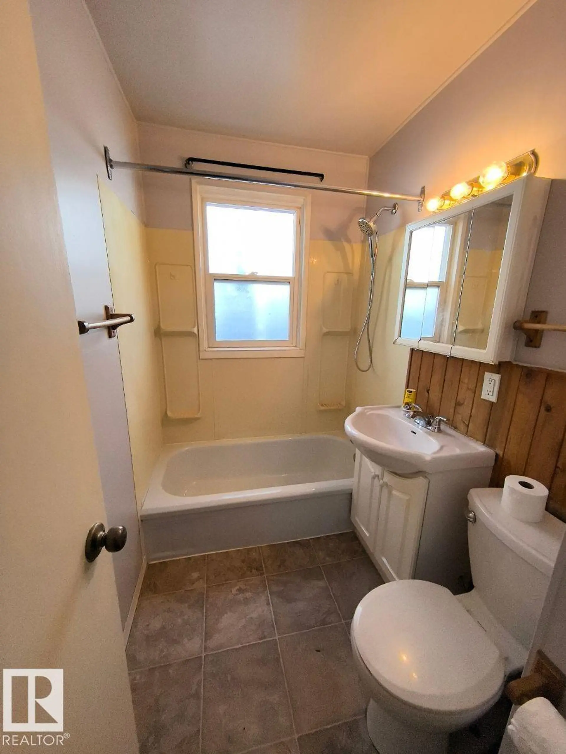10815 68 AV NW - Image 7