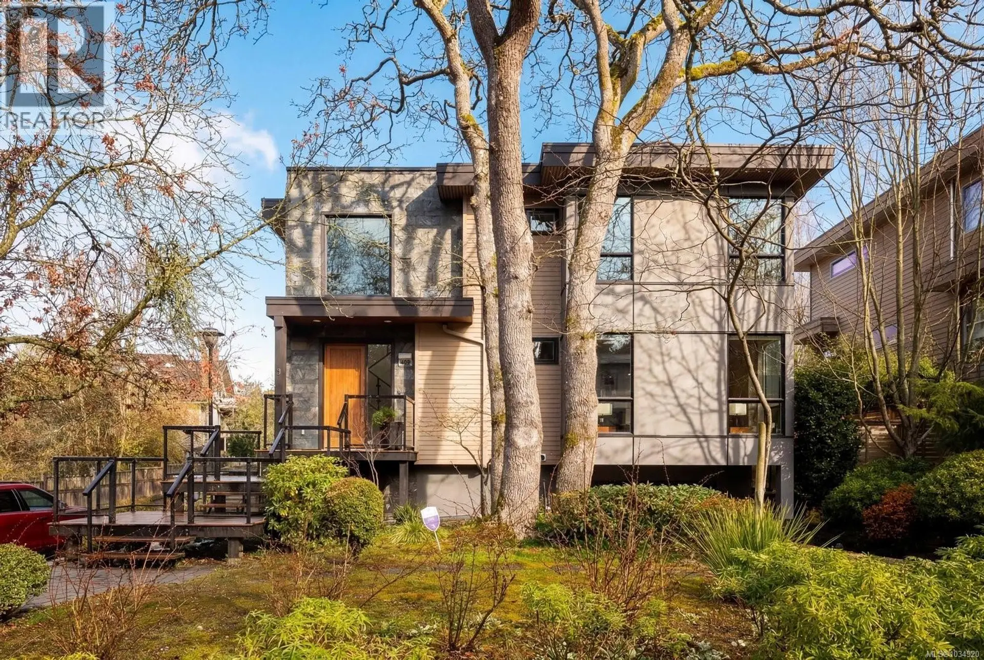 Property at 409 Chadwick Pl, Victoria, BC