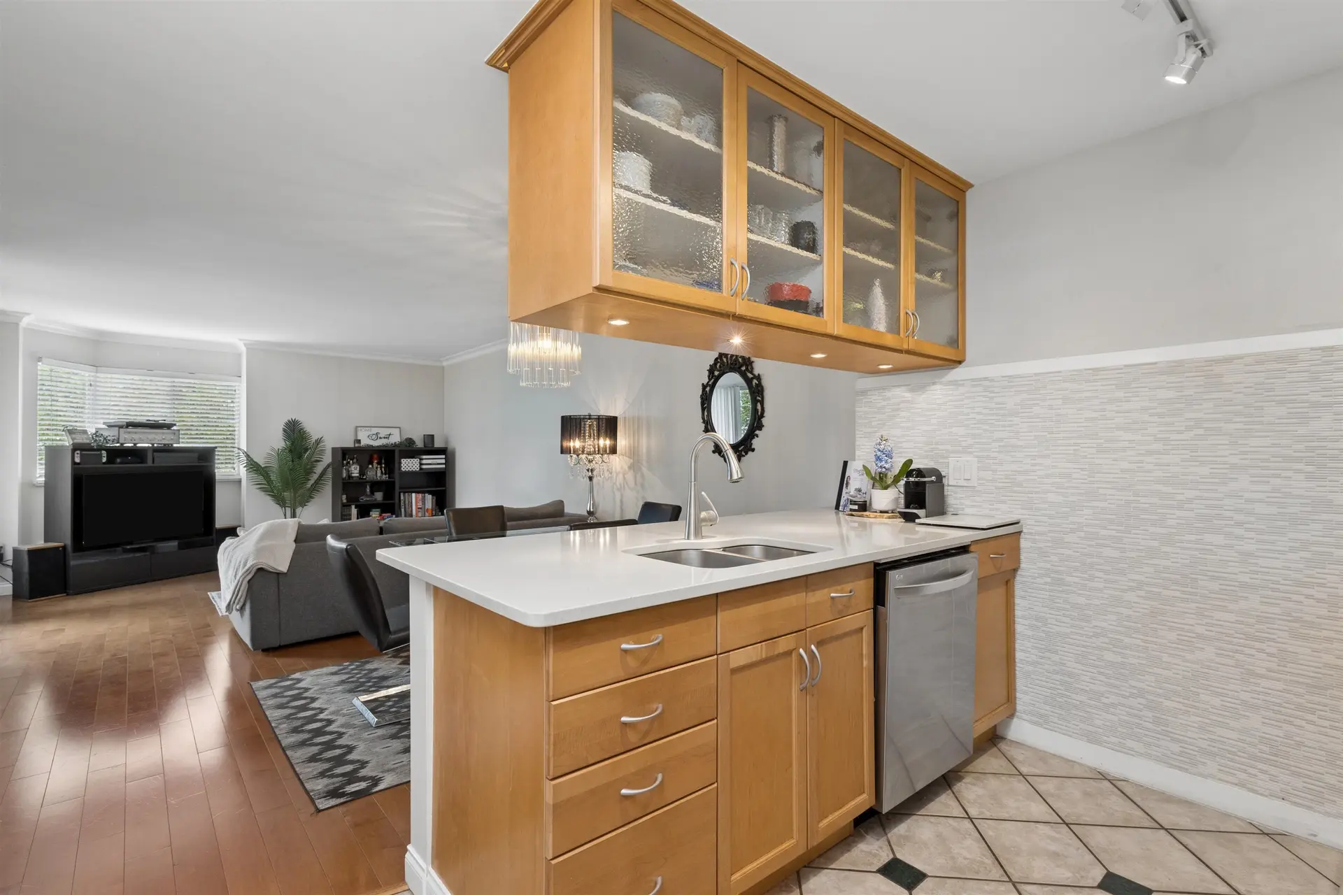 #303 1508 Mariner Walk - Image 3