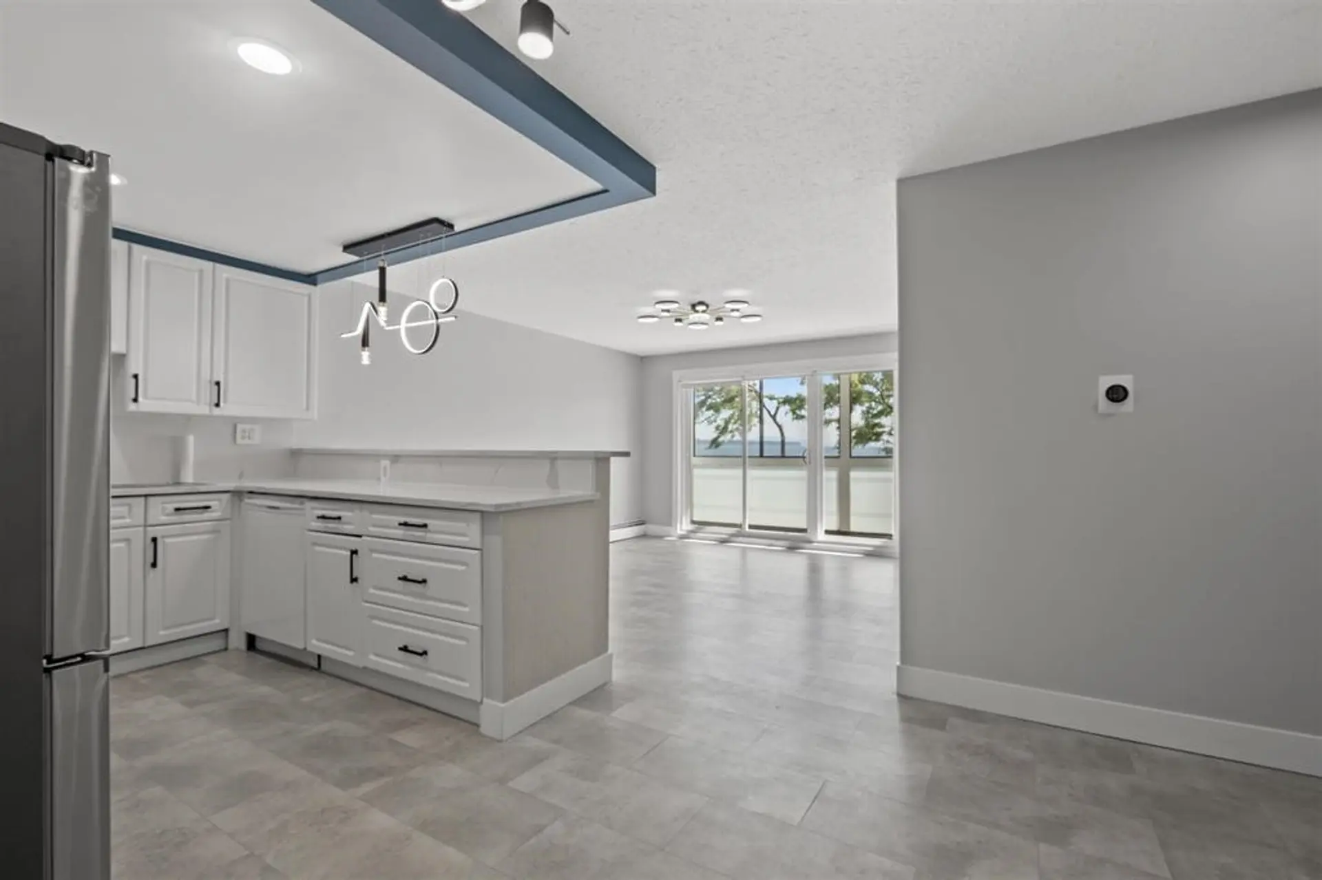 #110 14881 Marine Drive - Image 8