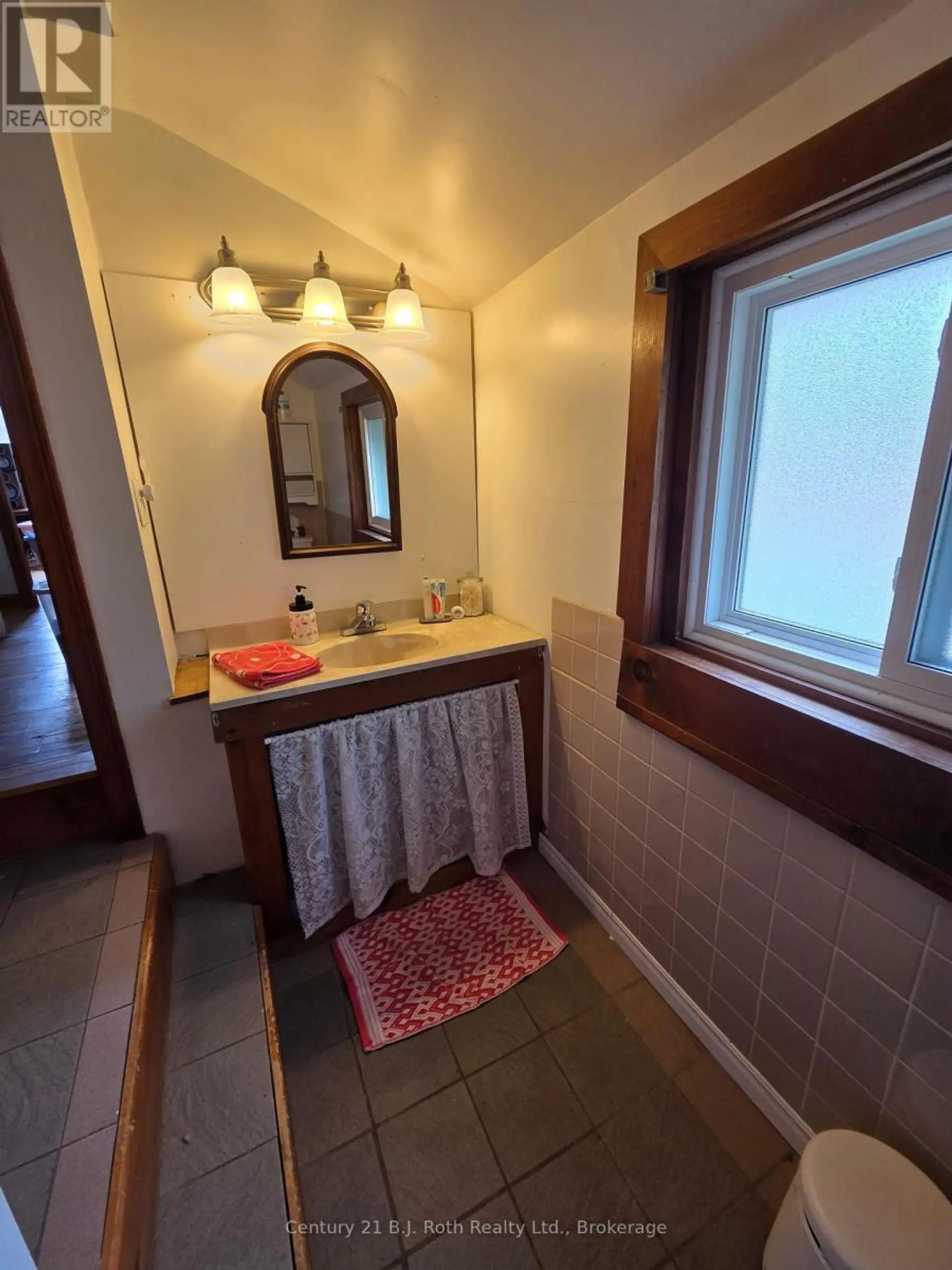 4 STOCKING LANE - Image 15