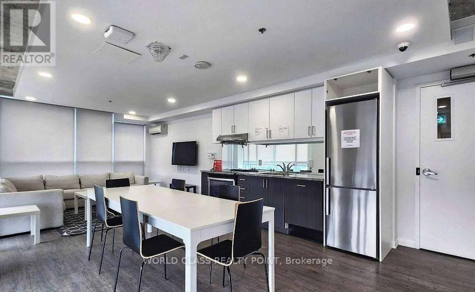 #633 1900 SIMCOE STREET - Image 17