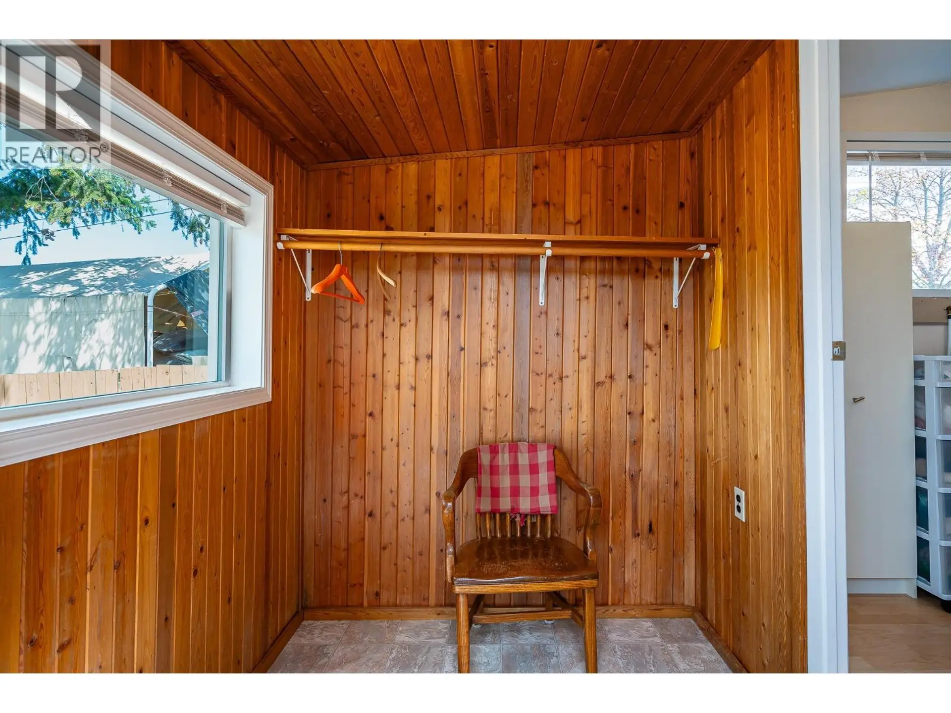 302 Valley Road N - Image 18