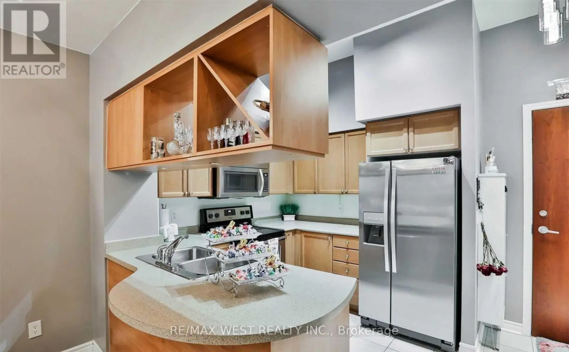 #GV-108 330 PRINCESS ROYAL DRIVE - Image 8