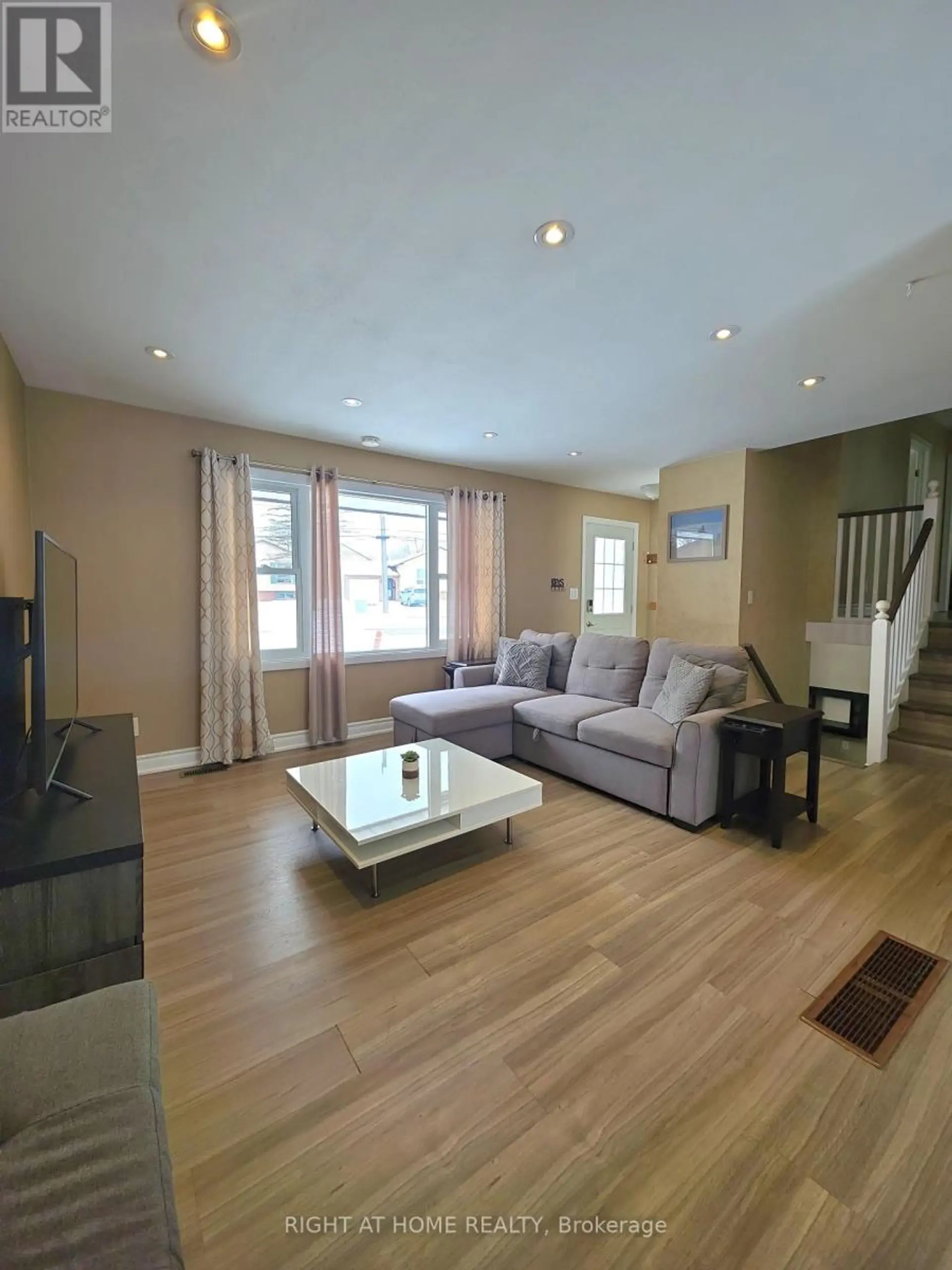 438 FOREST AVENUE S - Image 6