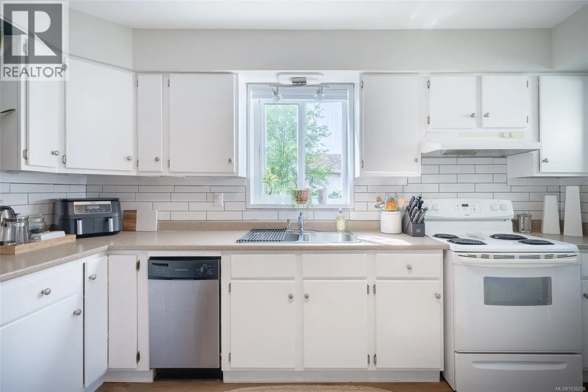 4565 Lathom Rd - Image 7