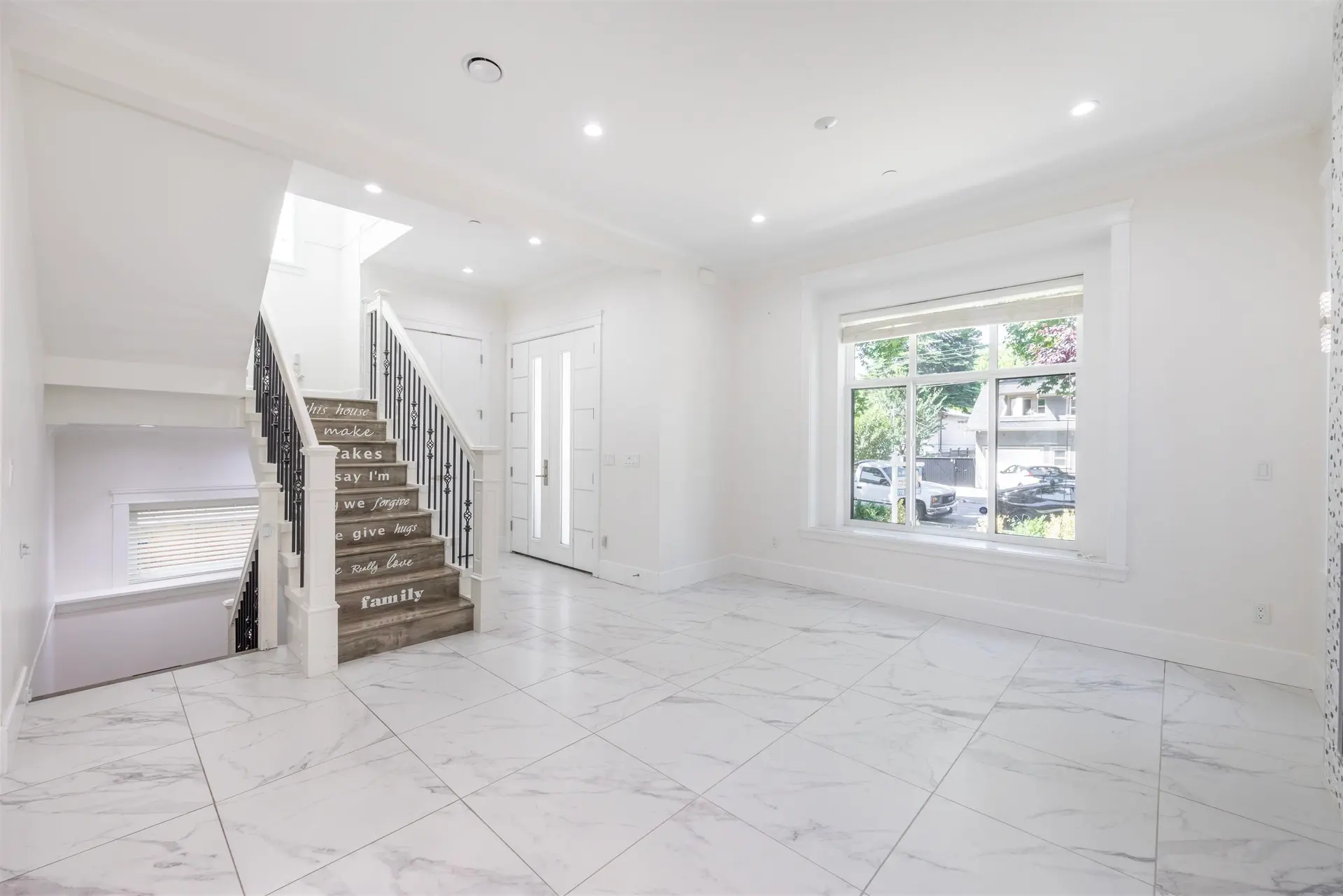 172 Ontario Place - Image 2