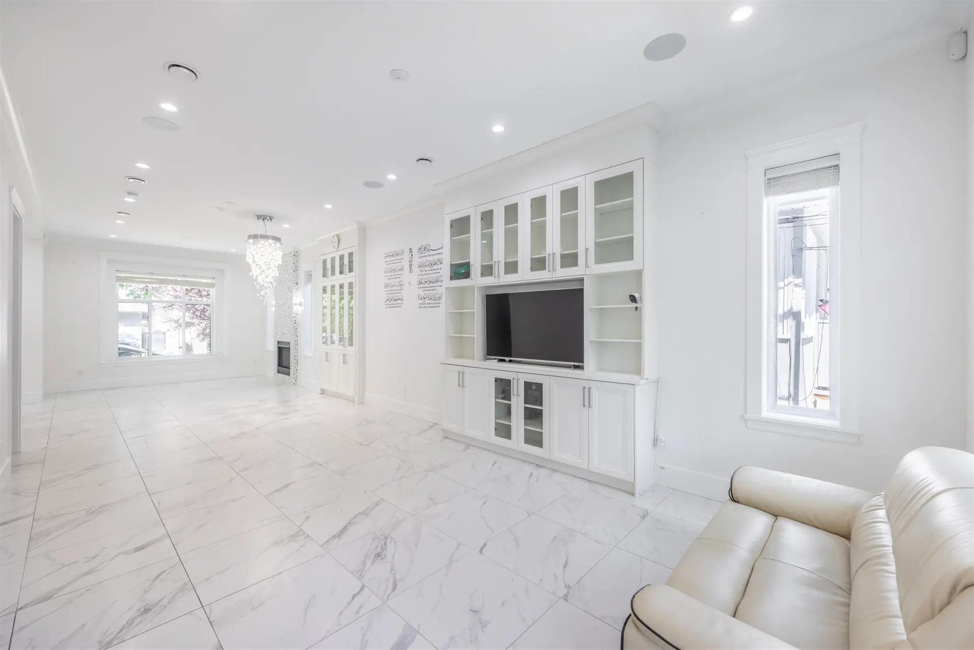172 Ontario Place - Image 3