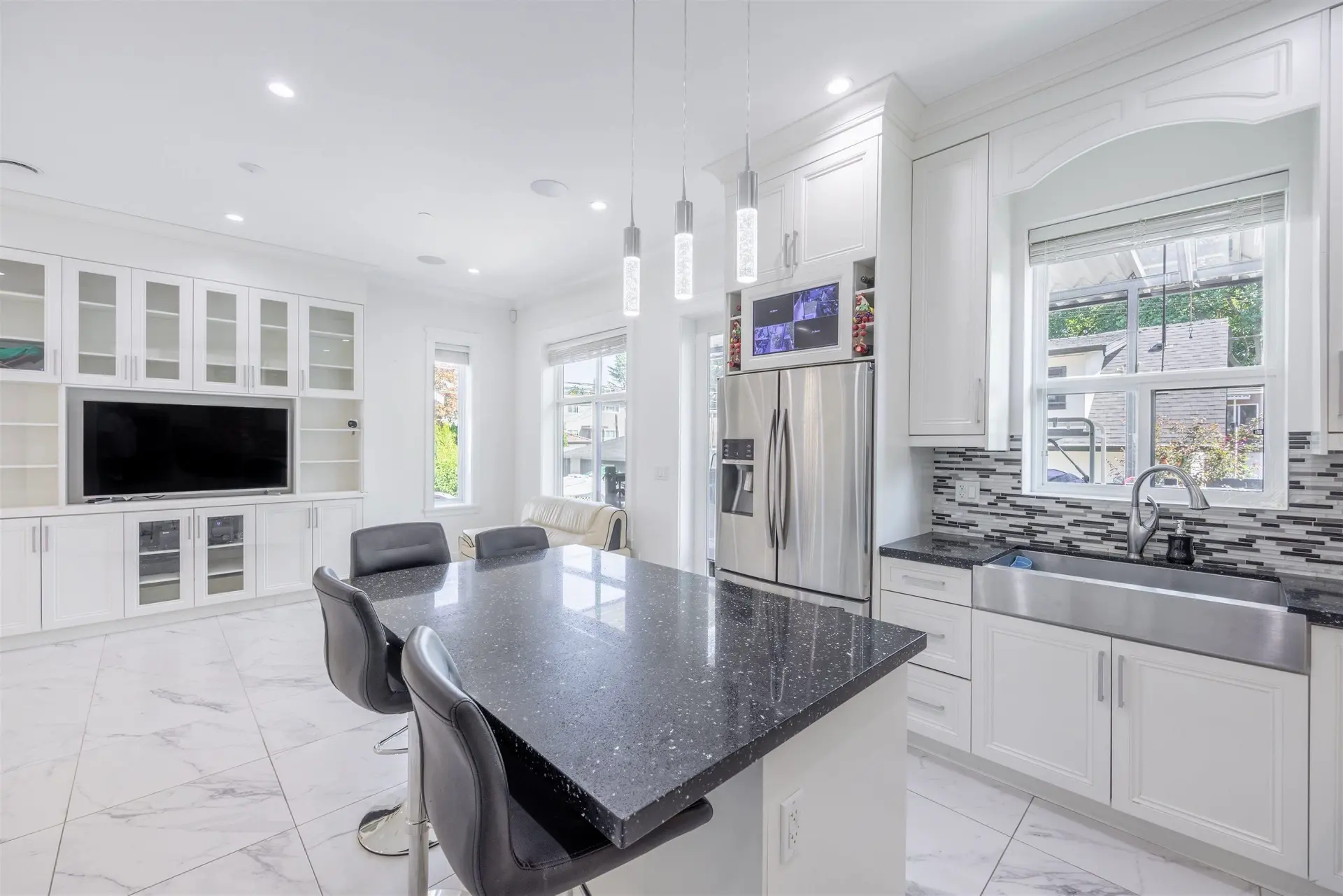 172 Ontario Place - Image 4