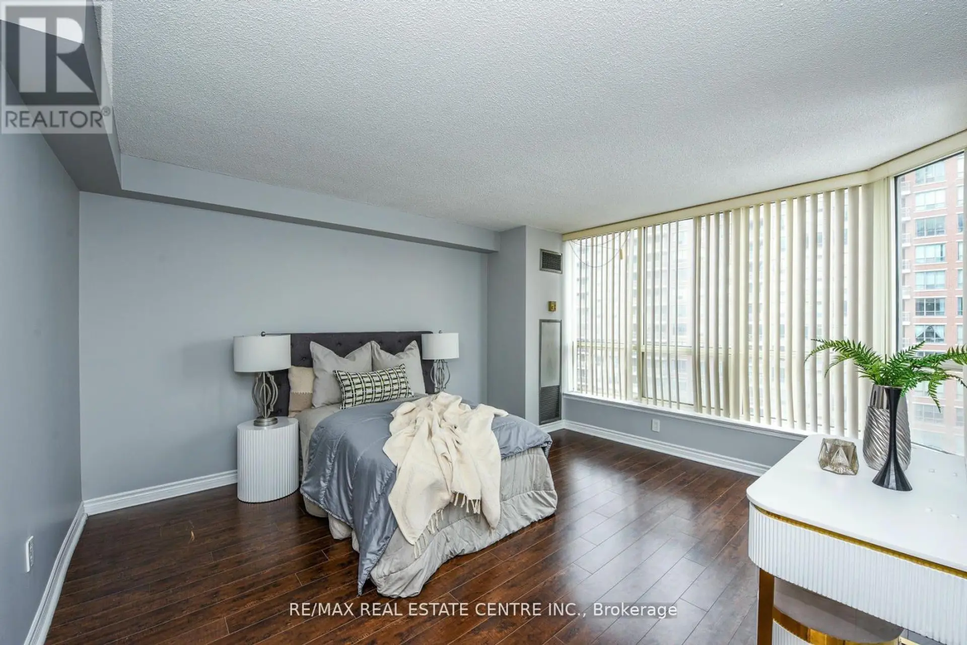 #1805 55 ELM DRIVE - Image 4