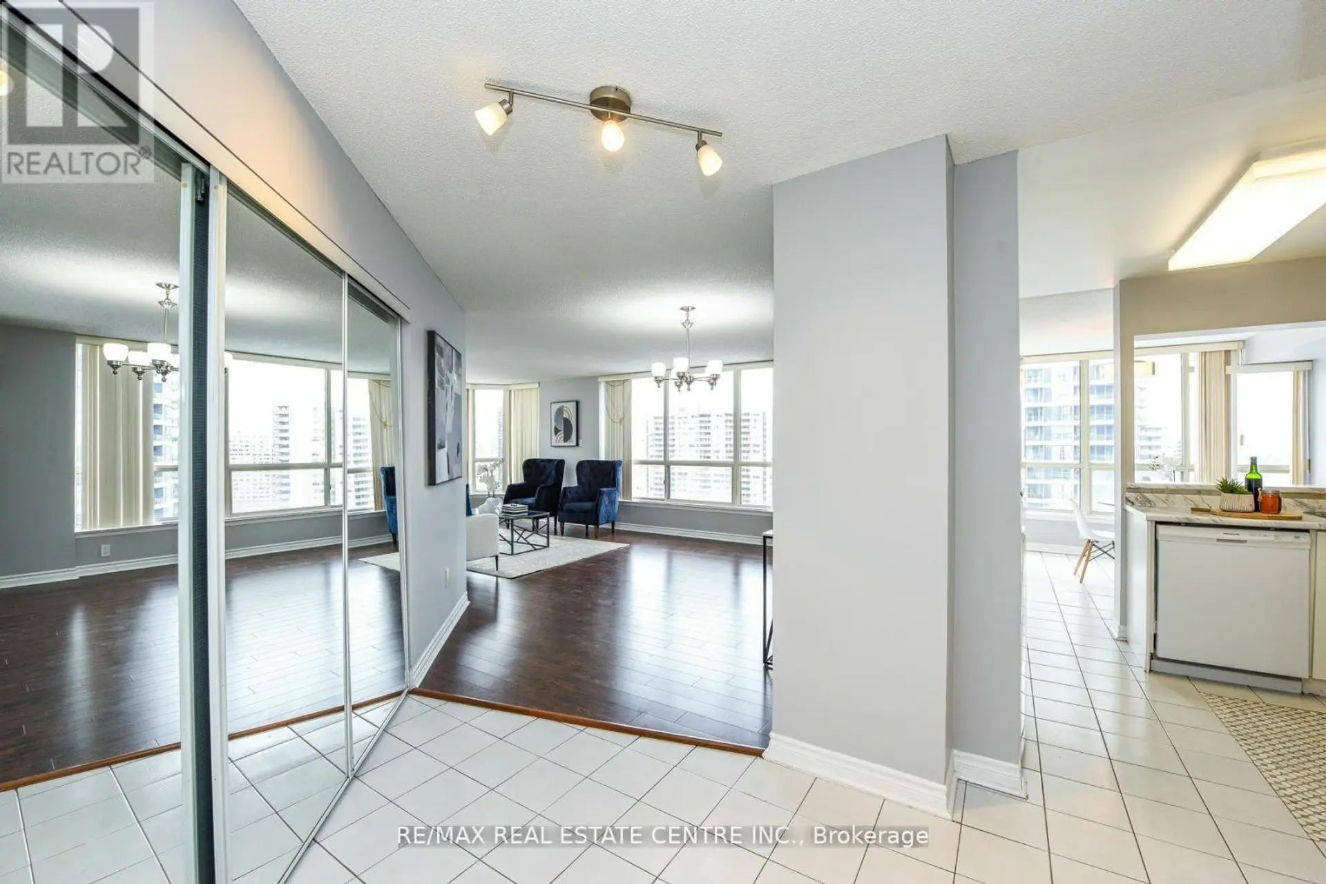 #1805 55 ELM DRIVE - Image 2