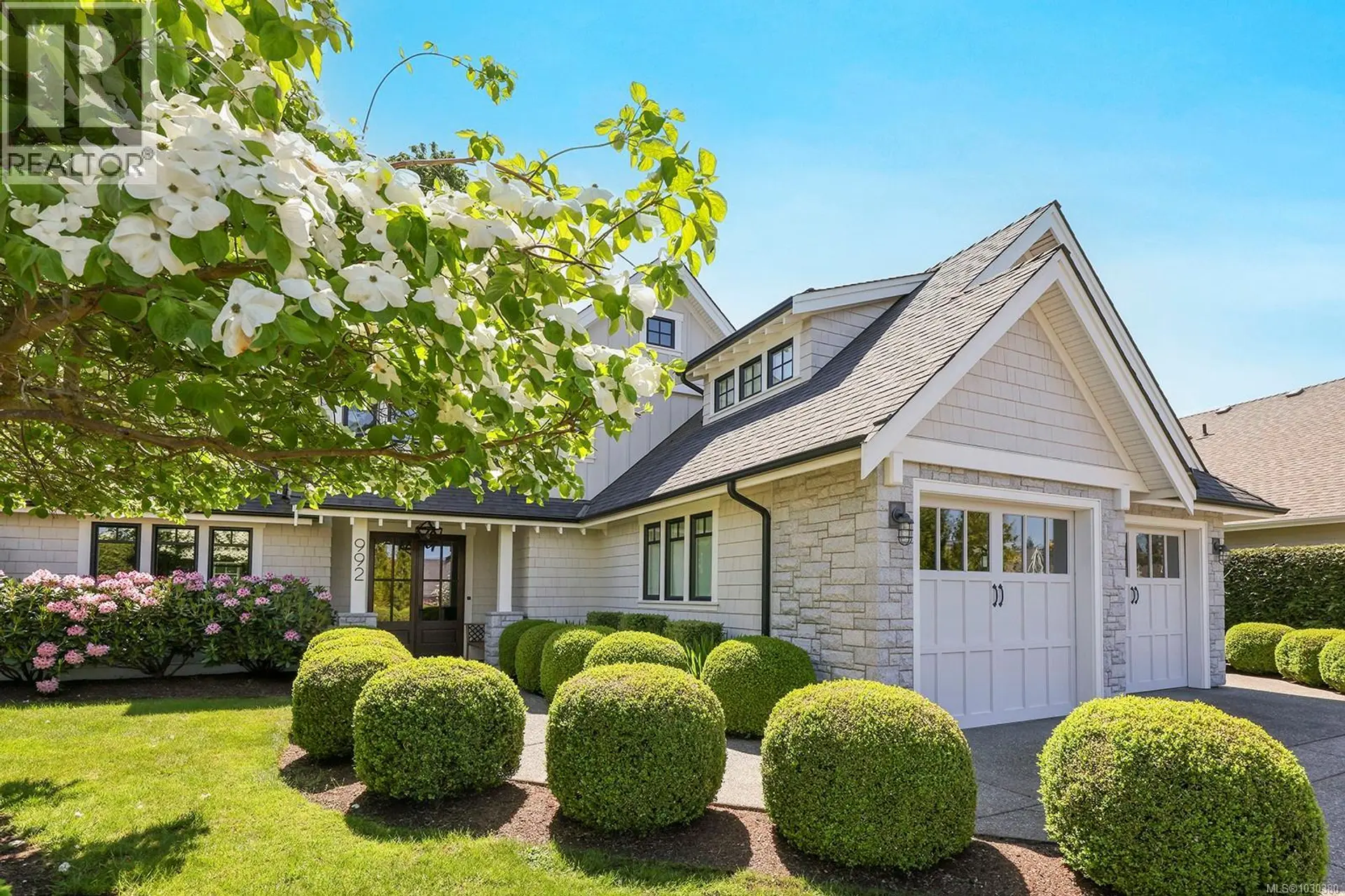 Property at 992 Bluffs Dr, Qualicum Beach, BC