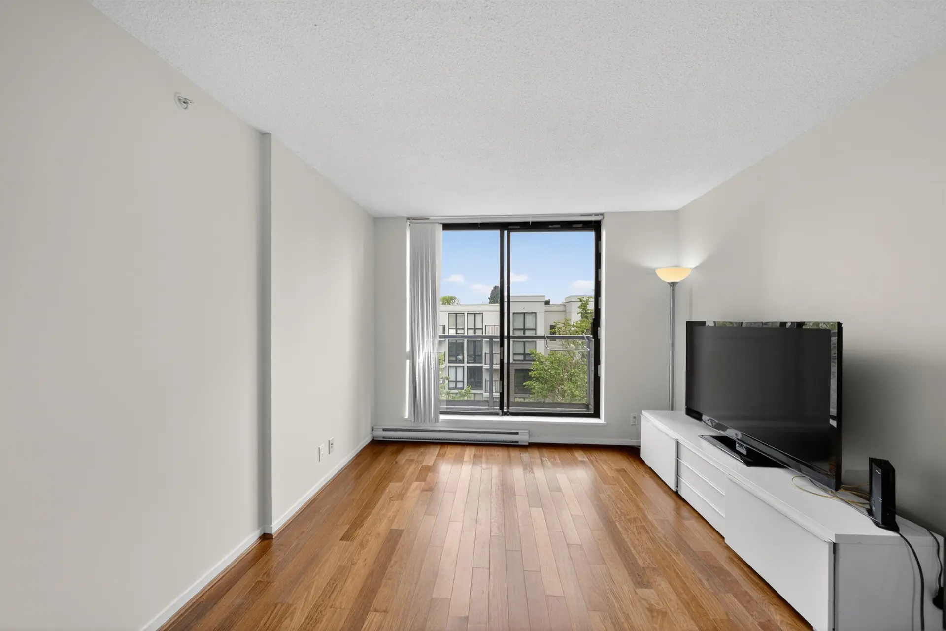 #403 3638 Vanness Avenue - Image 6