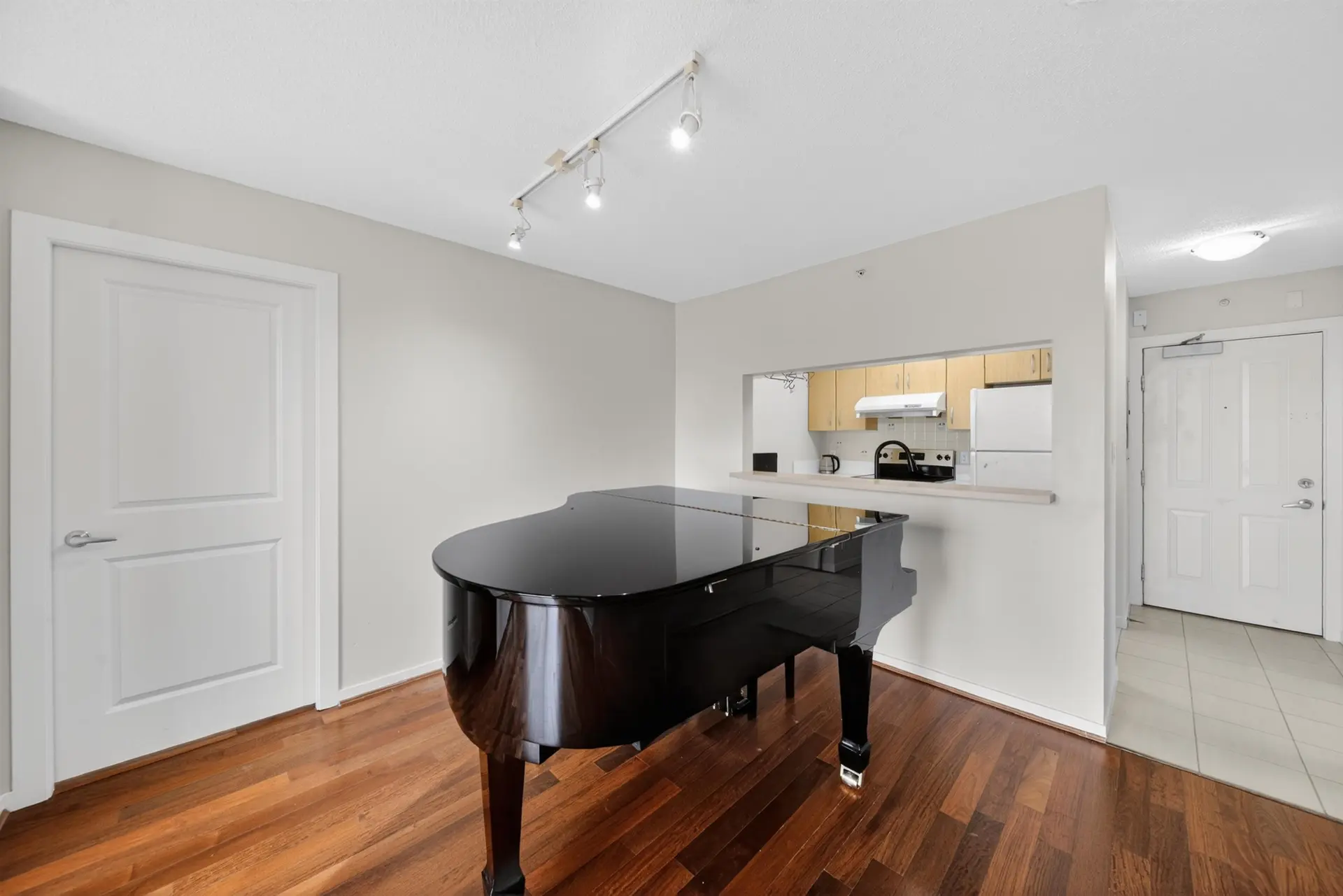 #403 3638 Vanness Avenue - Image 9