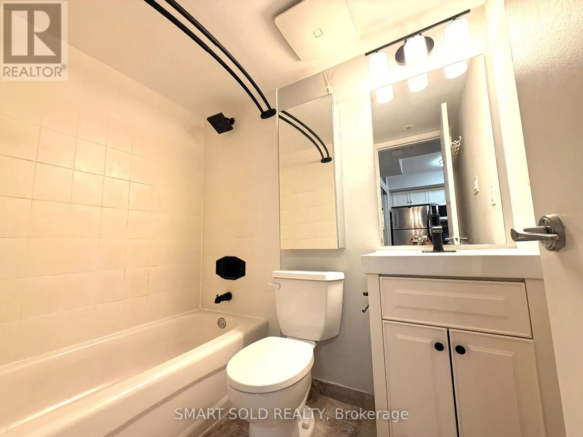 #725 10 LAIDLAW STREET - Image 12