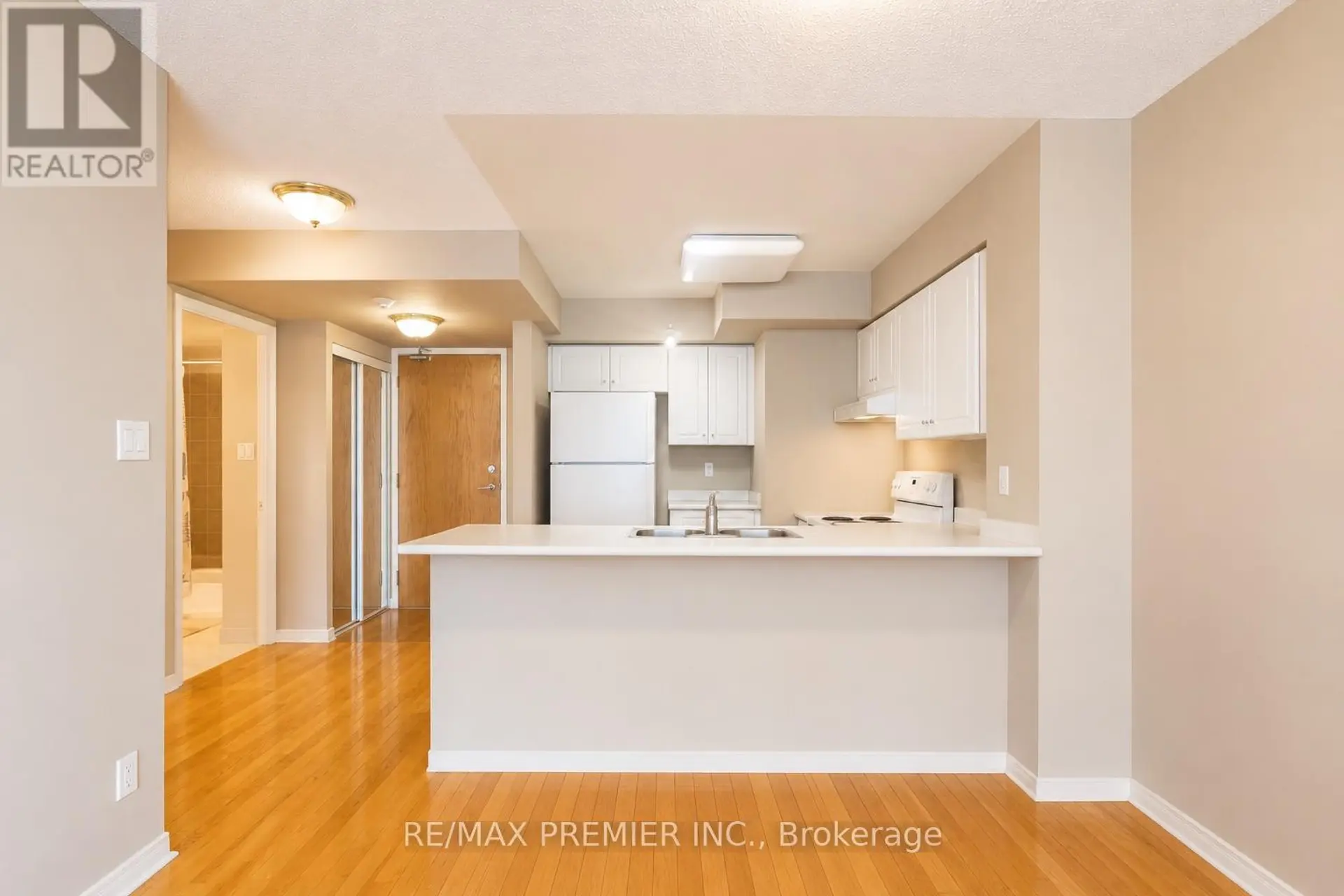 #504 19 NORTHERN HEIGHTS DRIVE - Image 1
