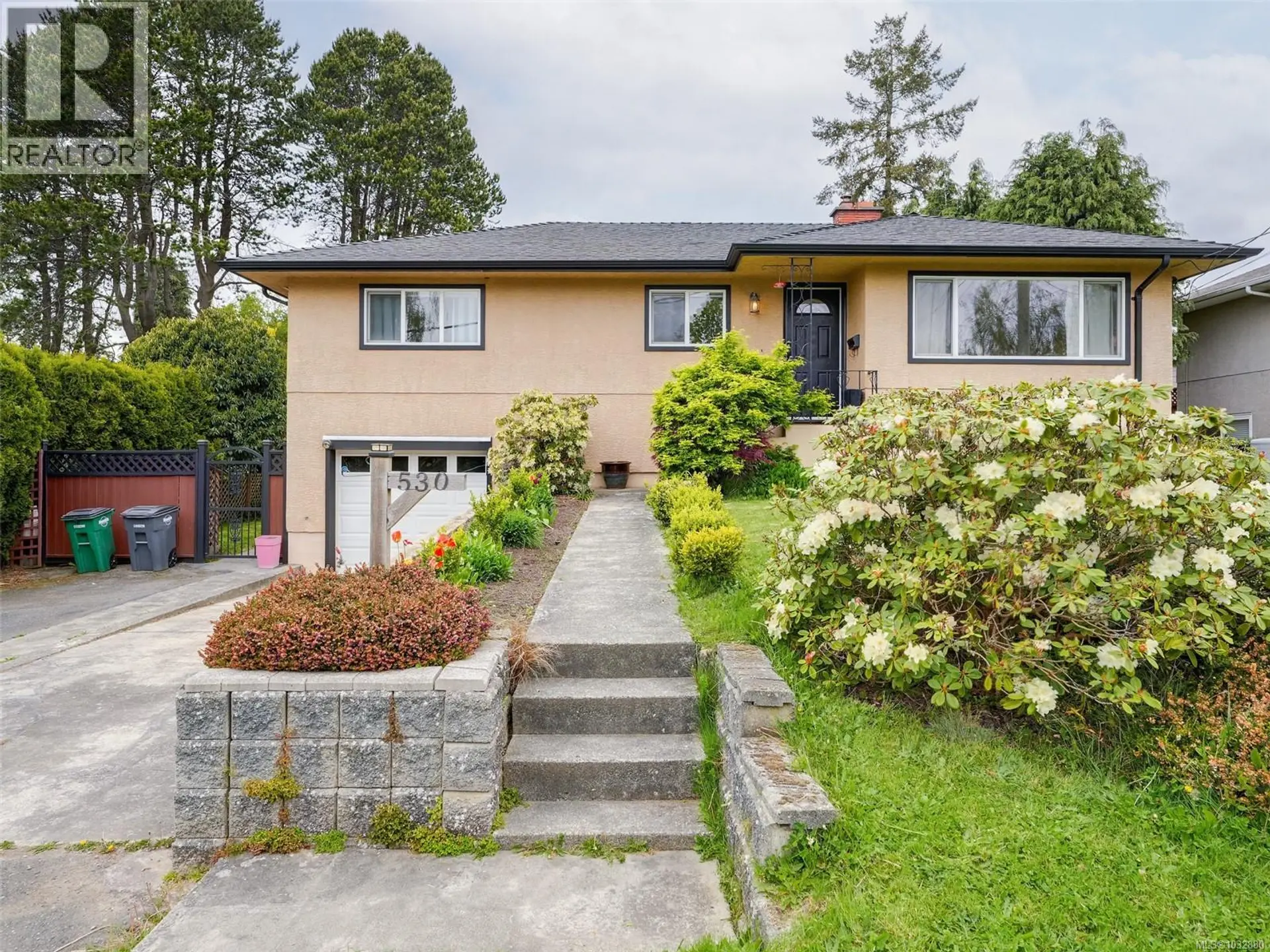 Property at 530 Dumeresq St, Saanich, BC