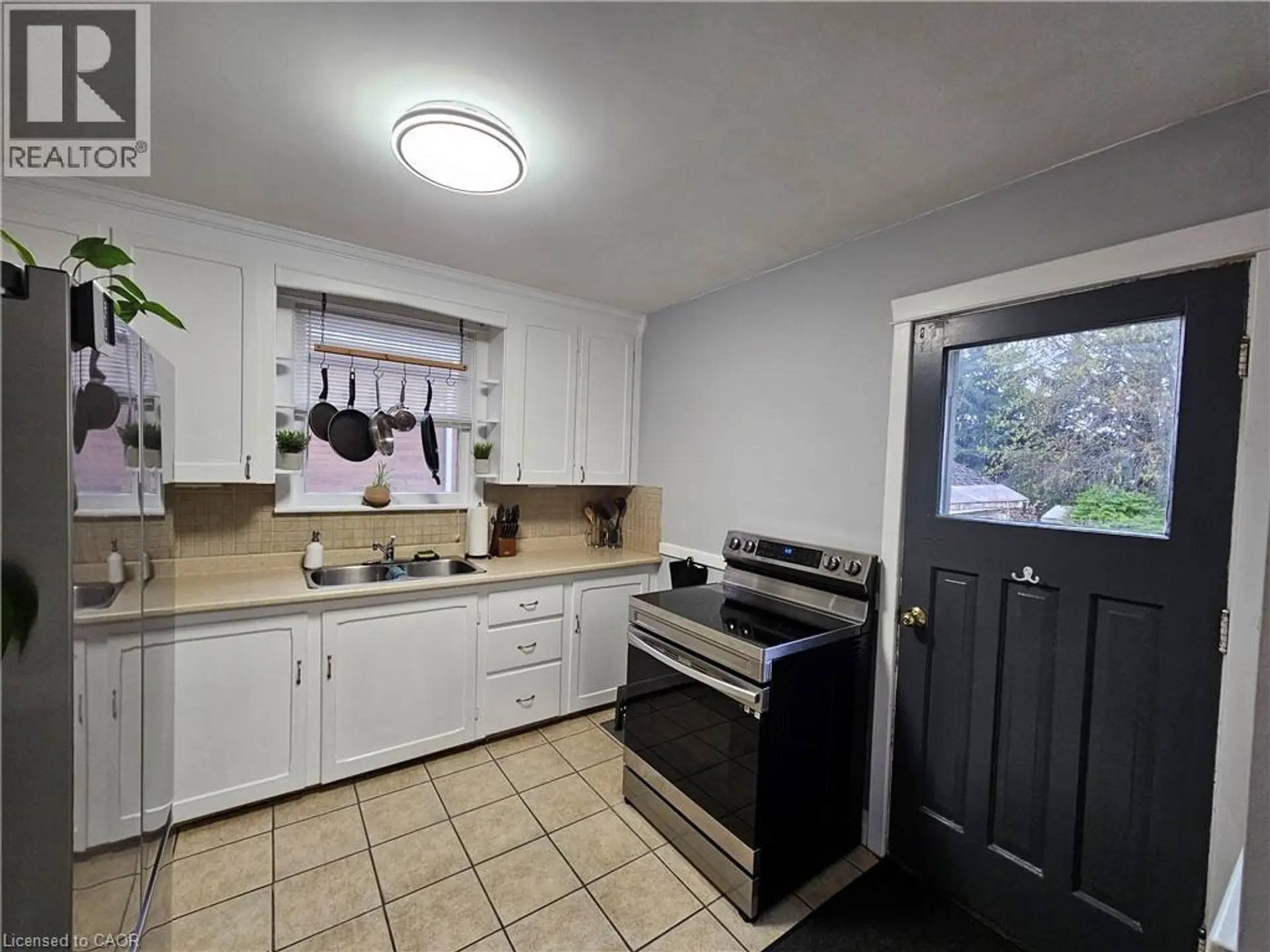 75 BARONS Avenue S - Image 6