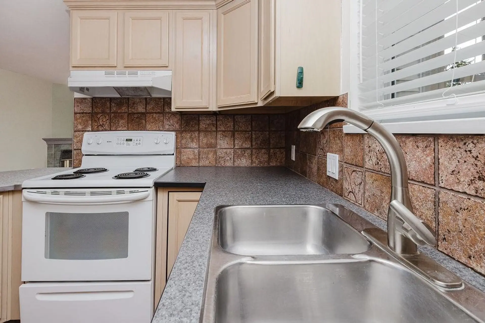 #4 689 Park Road - Image 3