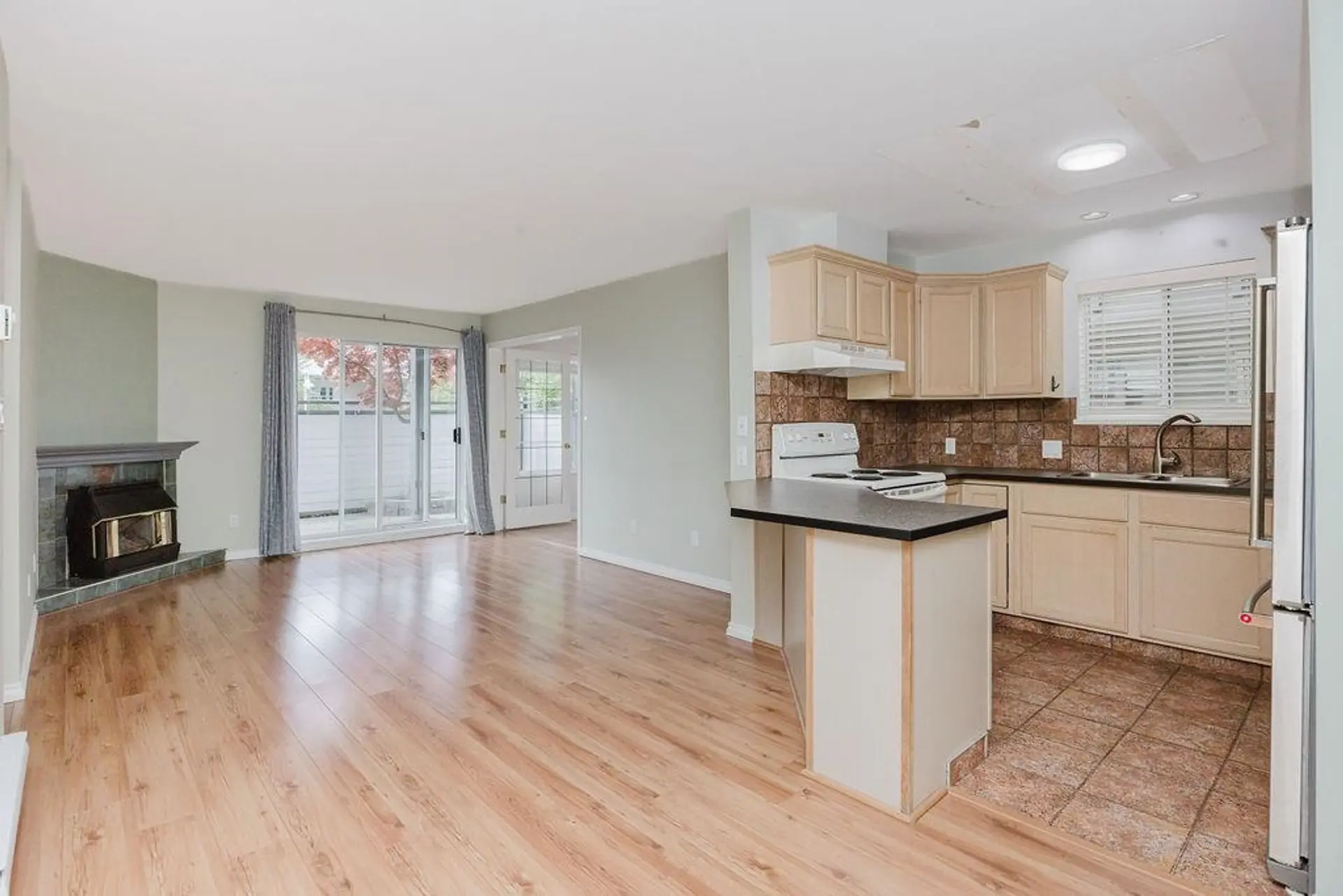 #4 689 Park Road - Image 1