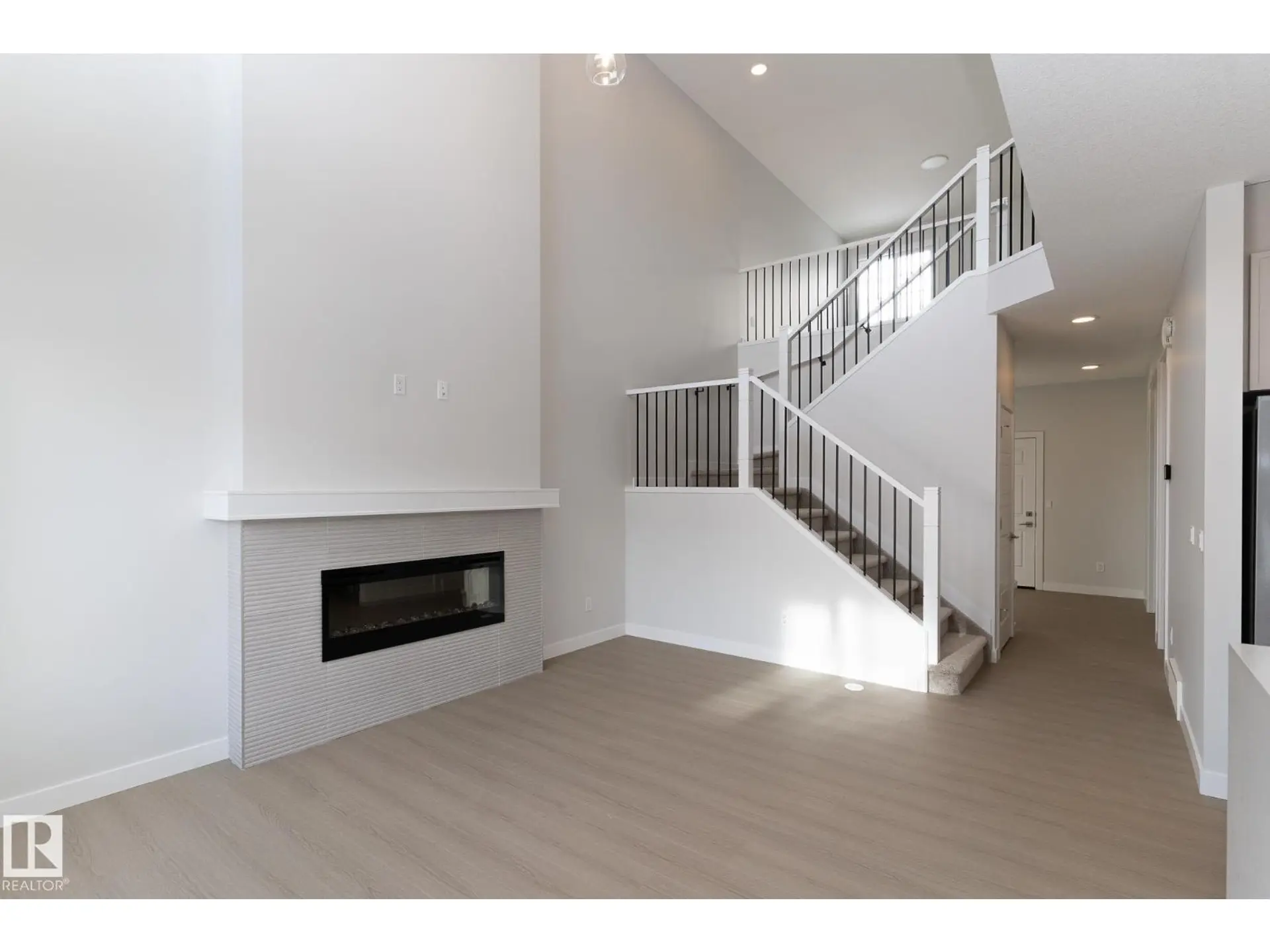 19004 20 AV NW - Image 1