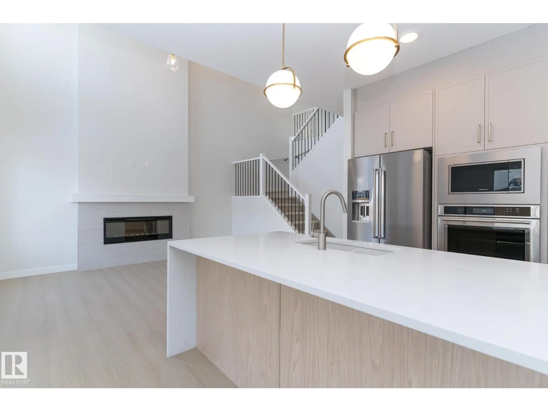 19004 20 AV NW - Image 2