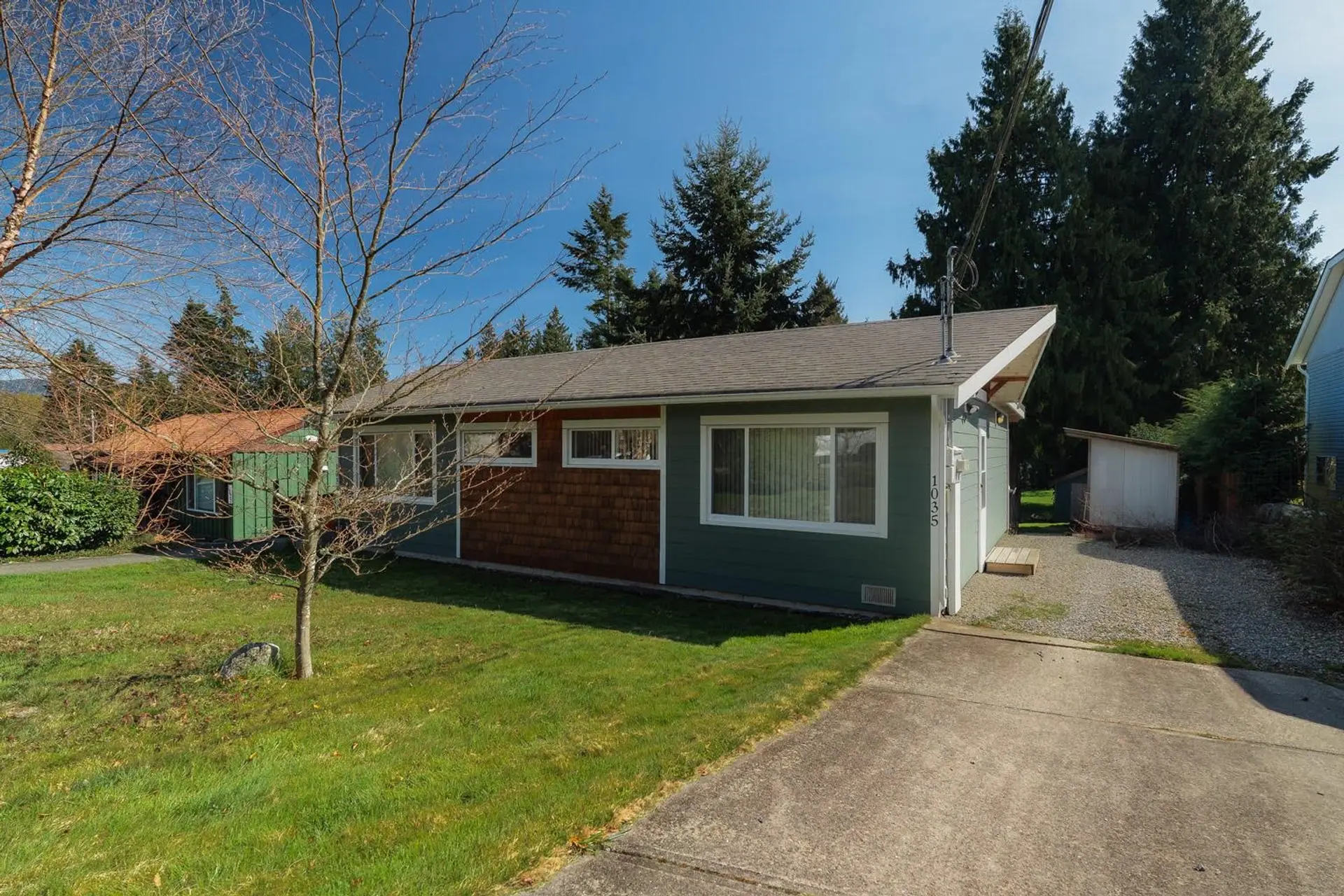 Property at 1033-1035 Rosamund Road, Gibsons, BC