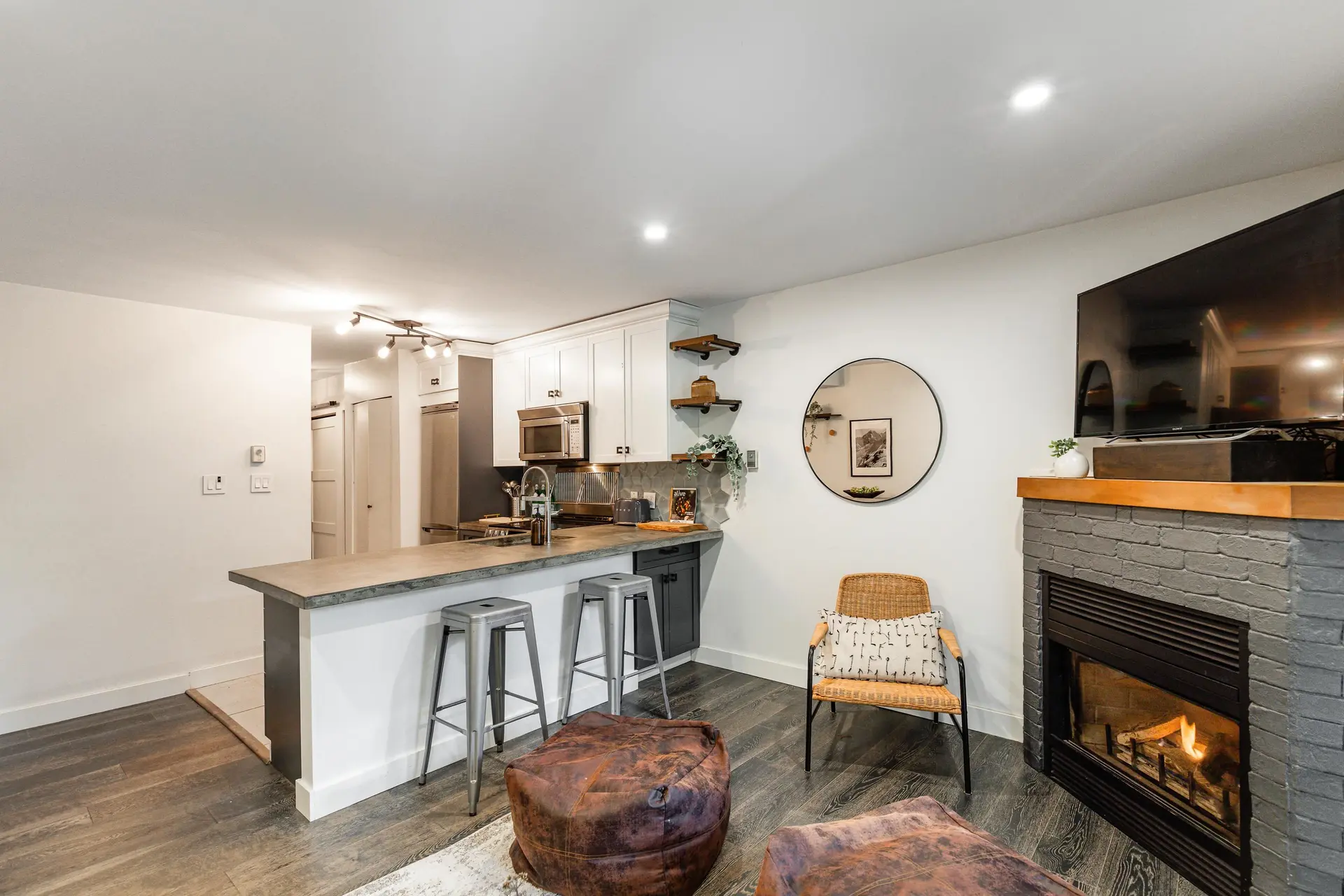 #113 3070 Hillcrest Drive - Image 4