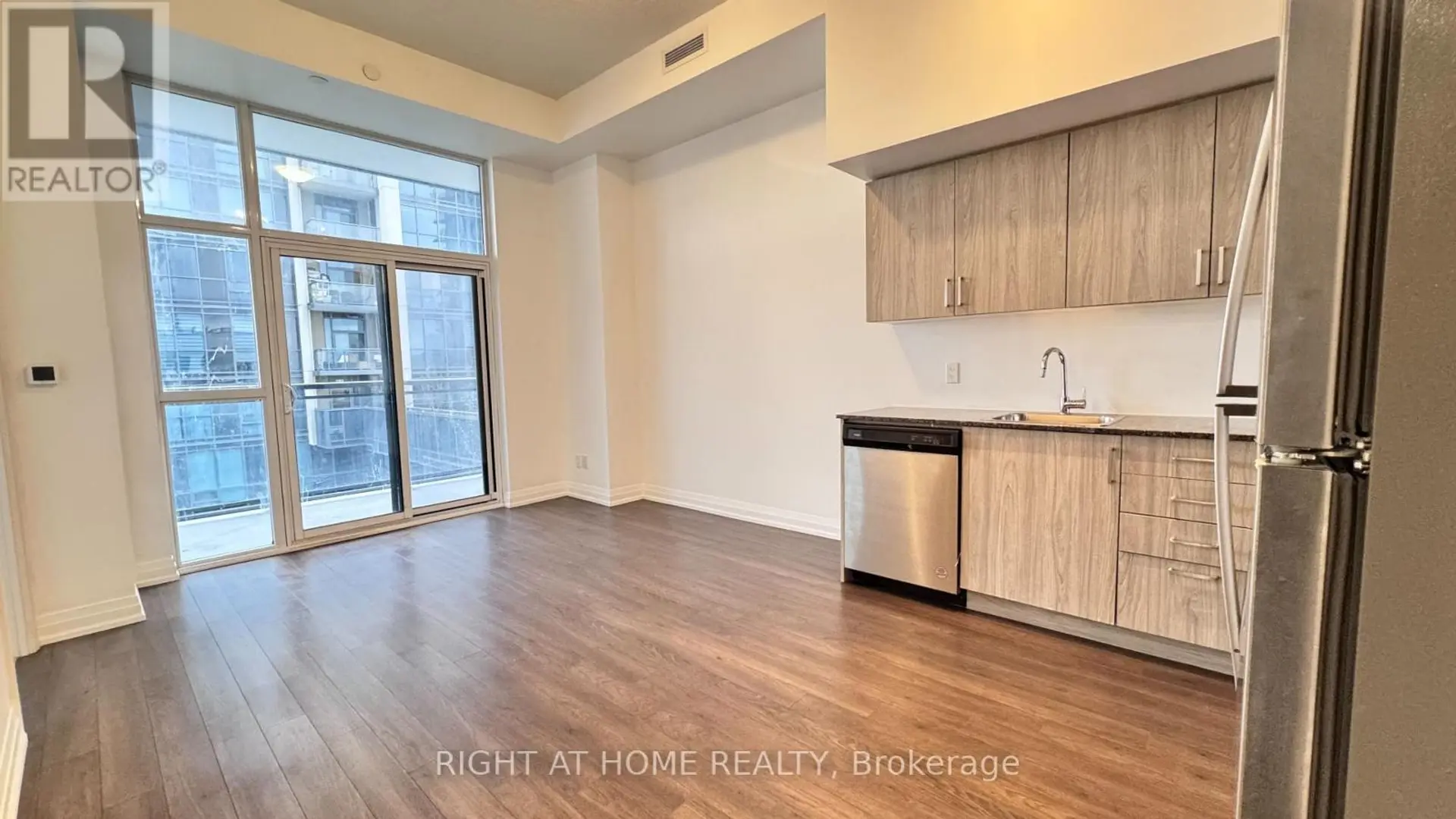 #824 20 MEADOWGLEN PLACE - Image 14