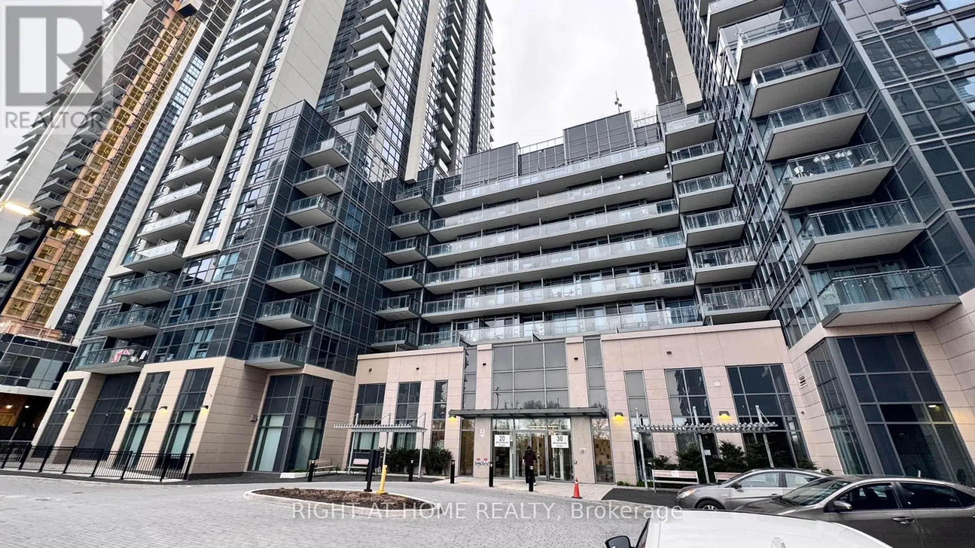 #824 20 MEADOWGLEN PLACE - Image 3