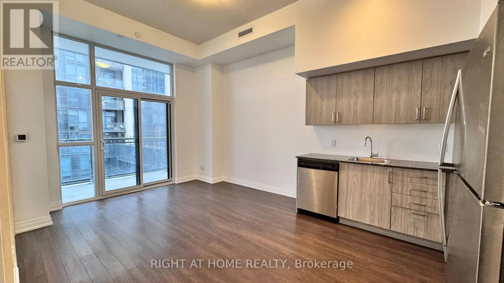 #824 20 MEADOWGLEN PLACE - Image 5