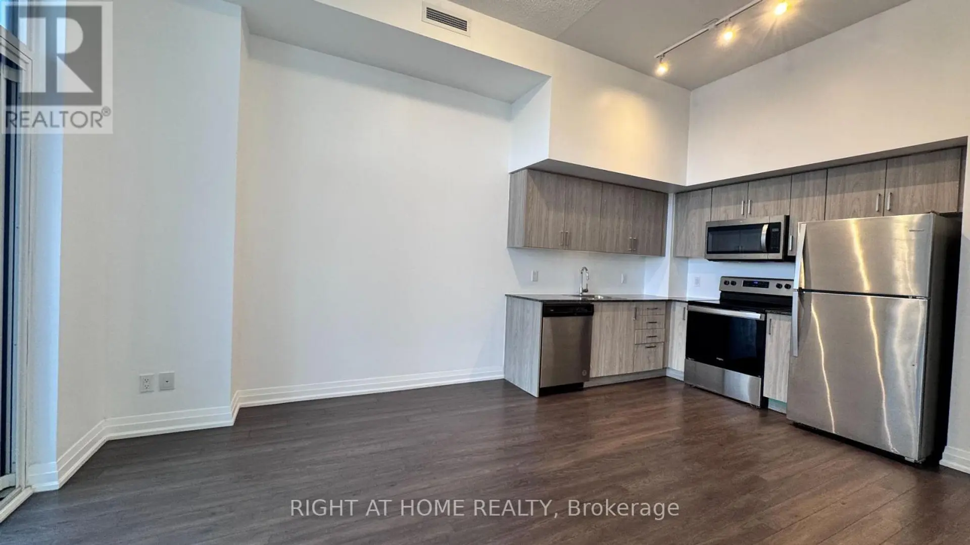 #824 20 MEADOWGLEN PLACE - Image 6