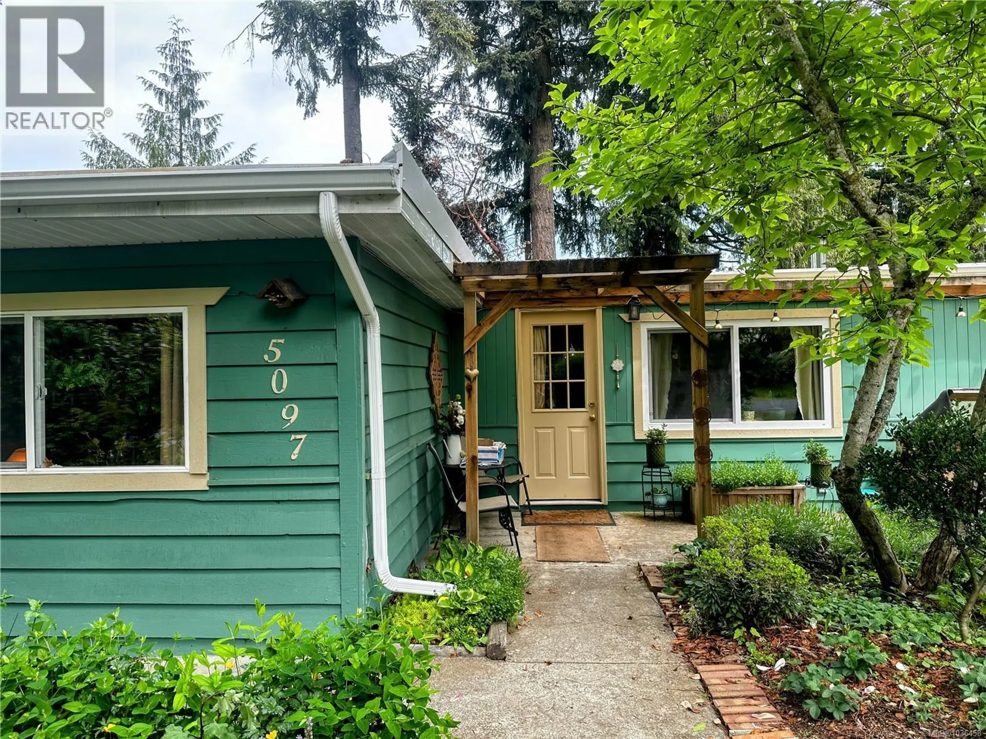 Property at 5097 Grouhel Rd, Ladysmith, BC