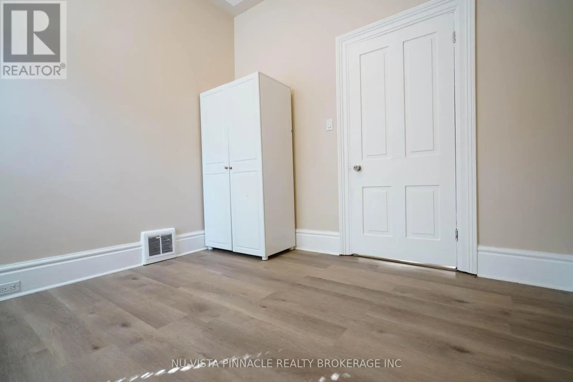 571 DUFFERIN AVENUE - Image 12