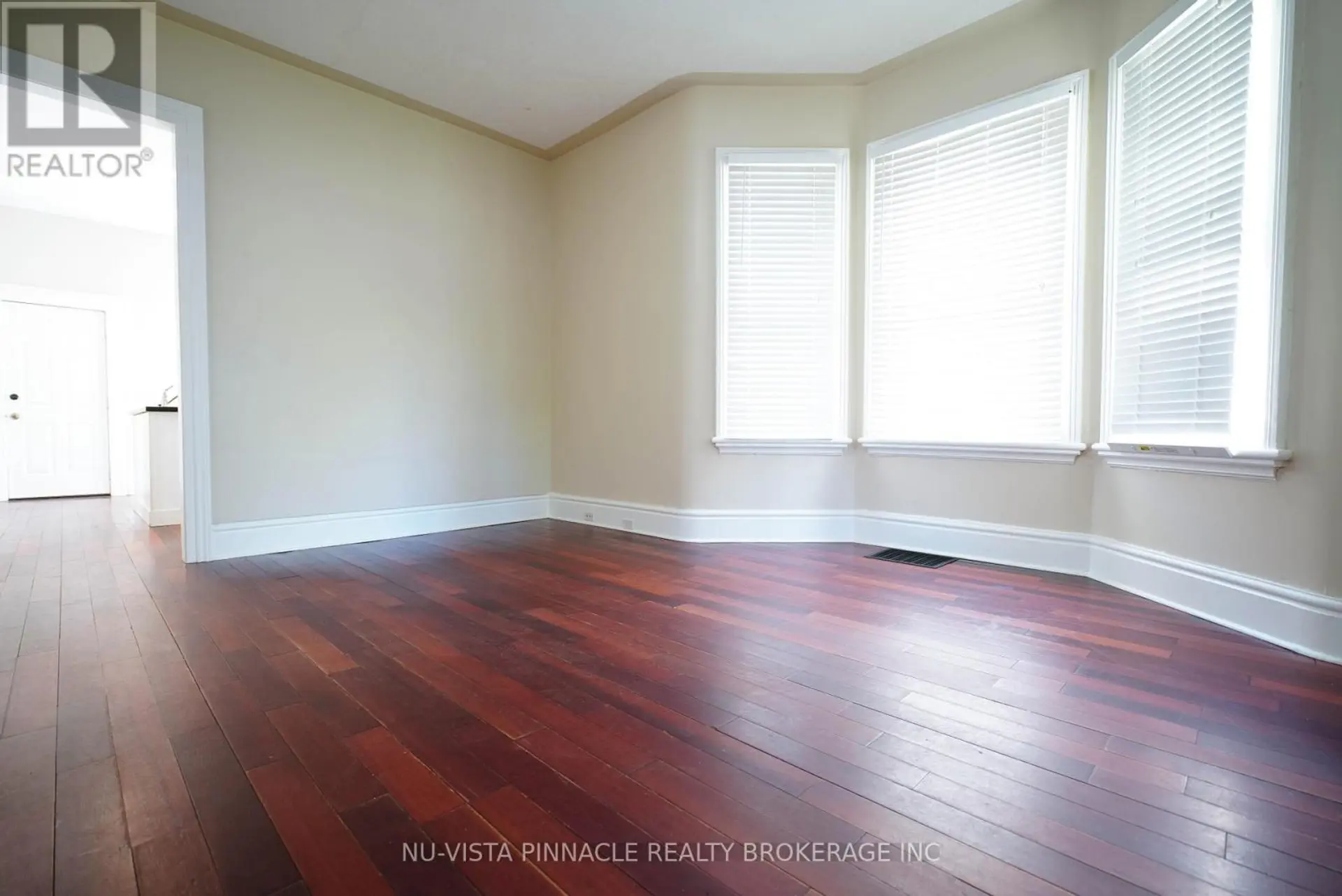 571 DUFFERIN AVENUE - Image 4