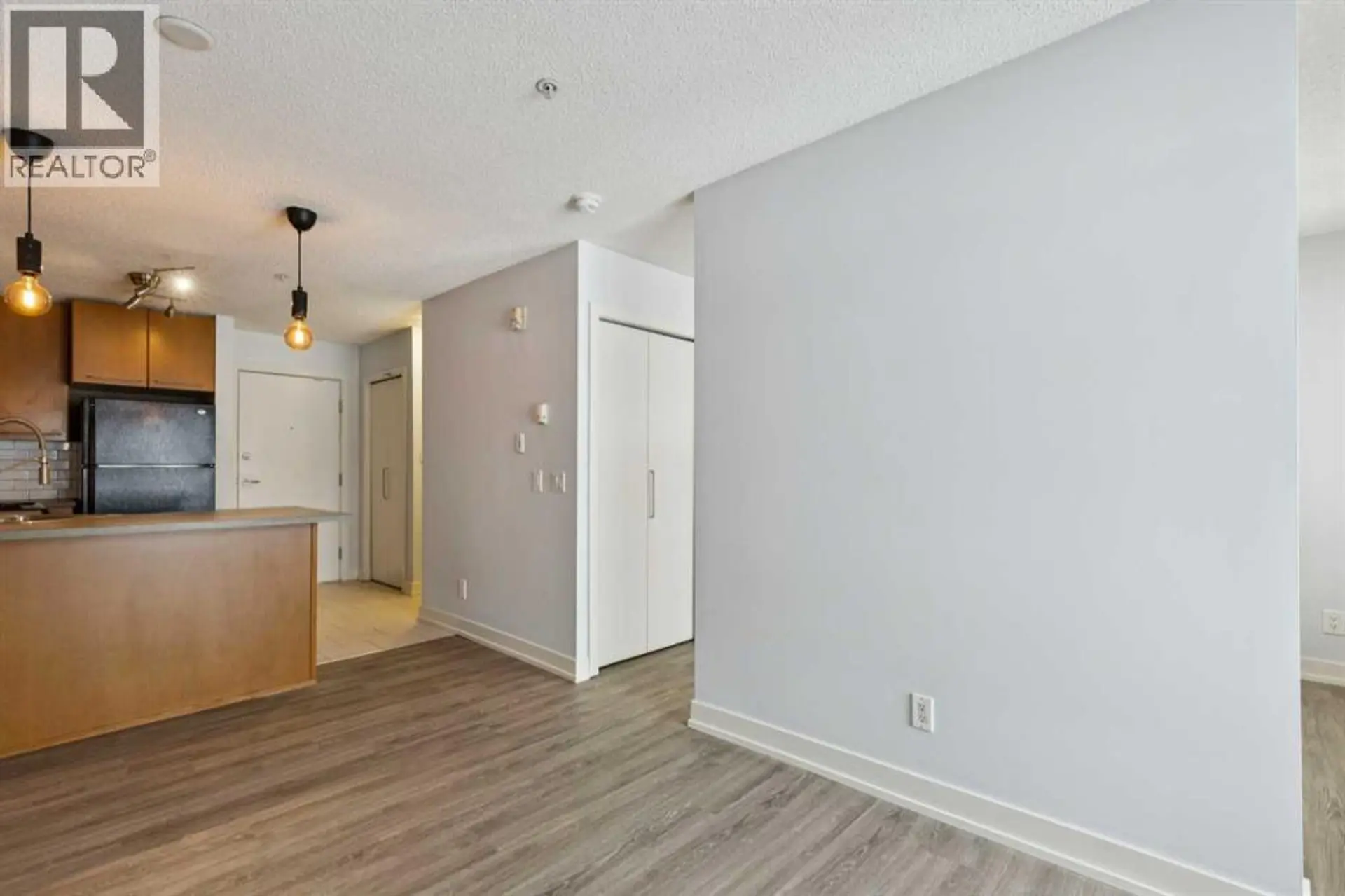 #205 35 Richard Court SW - Image 9