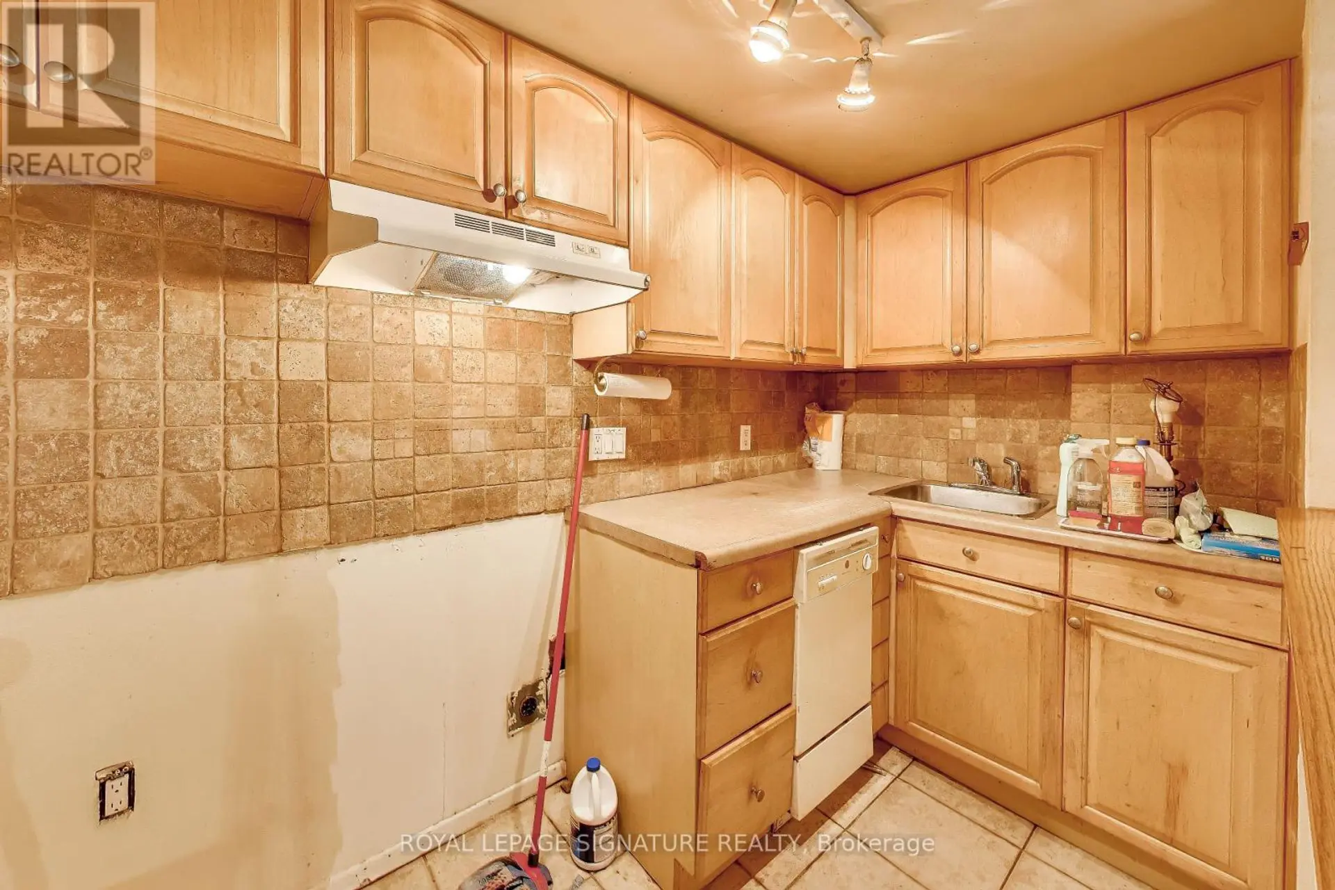 #18 325 JARVIS STREET - Image 7