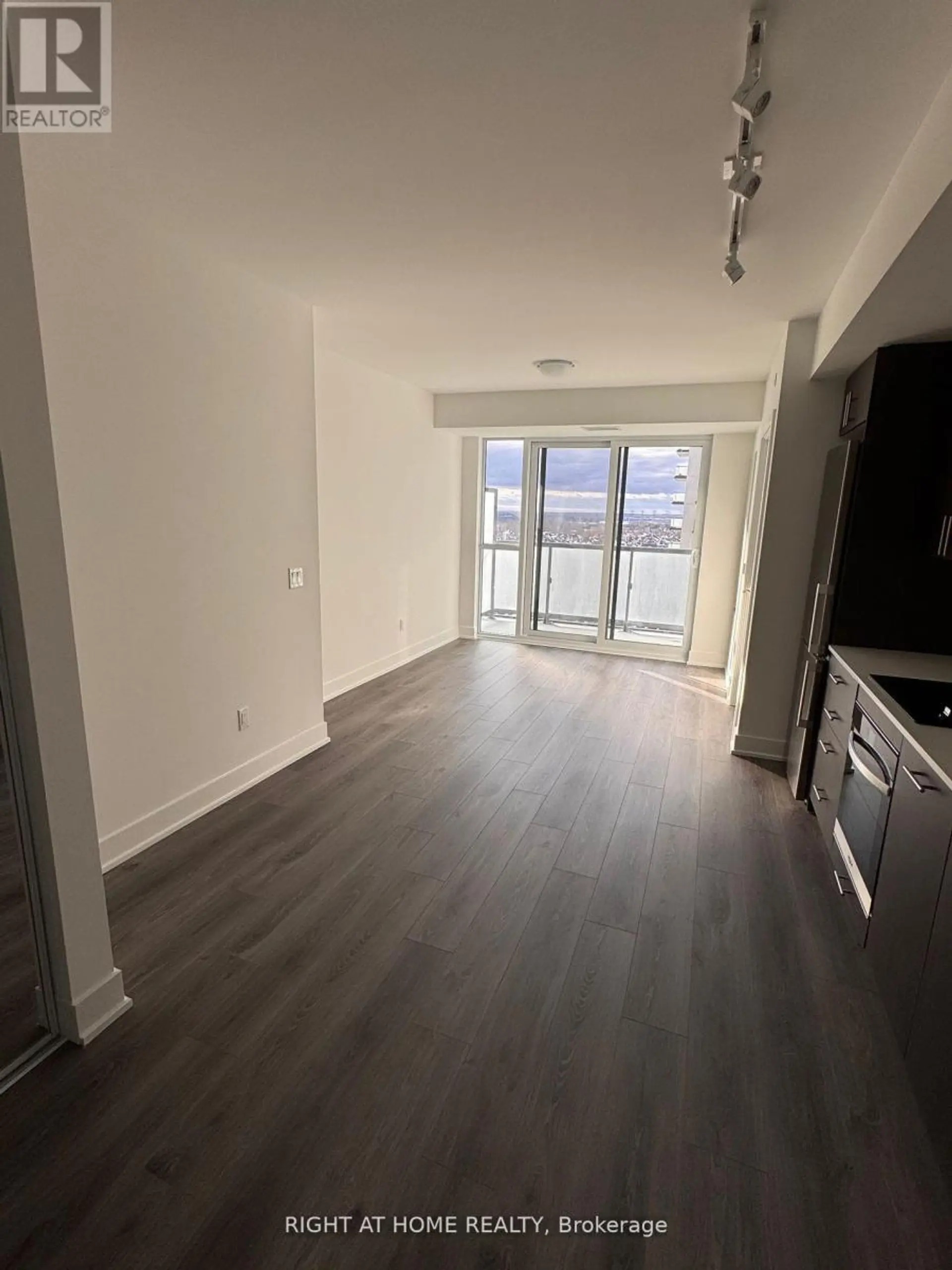 #1015 2545 SIMCOE STREET N - Image 10