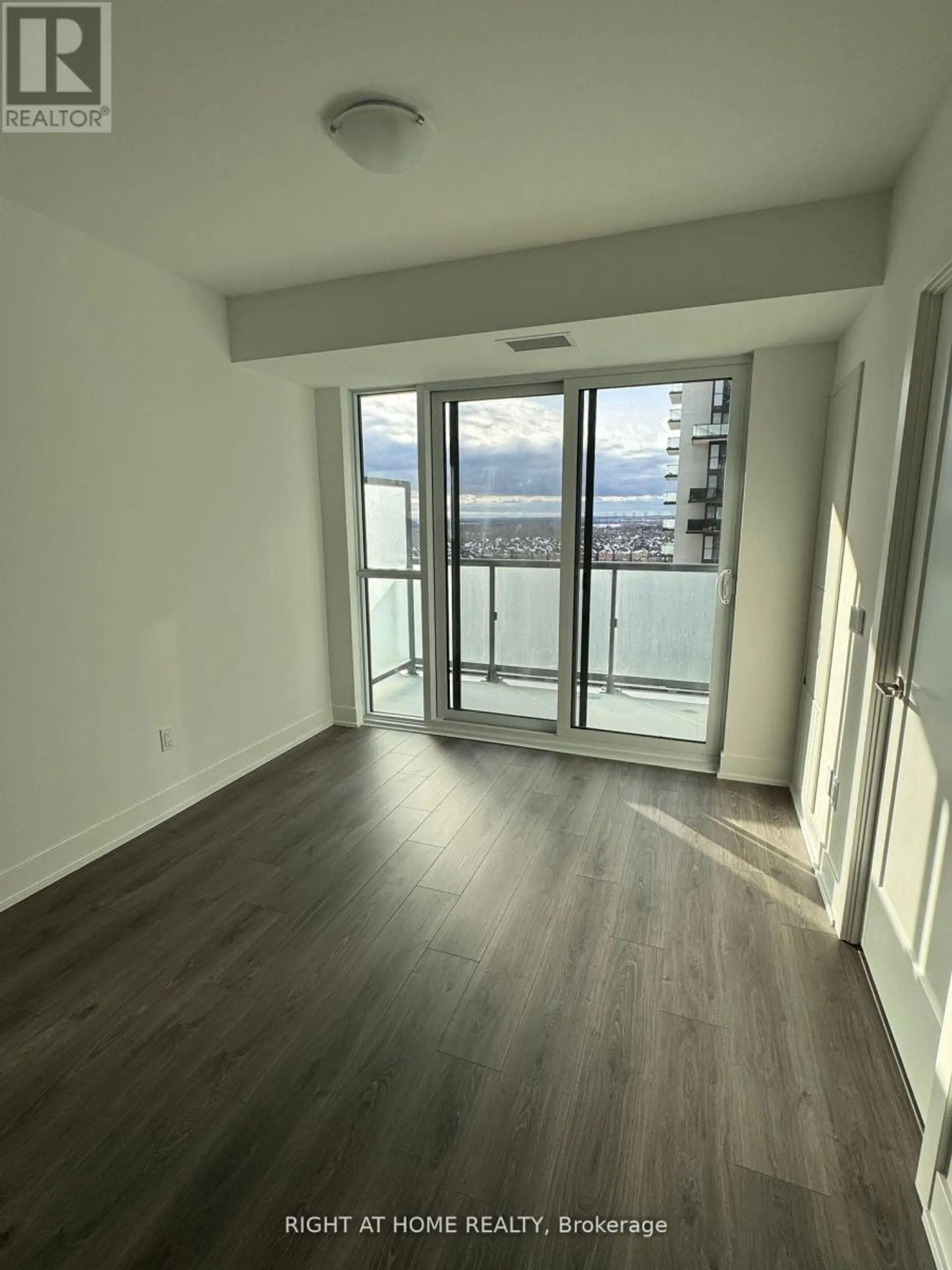 #1015 2545 SIMCOE STREET N - Image 8