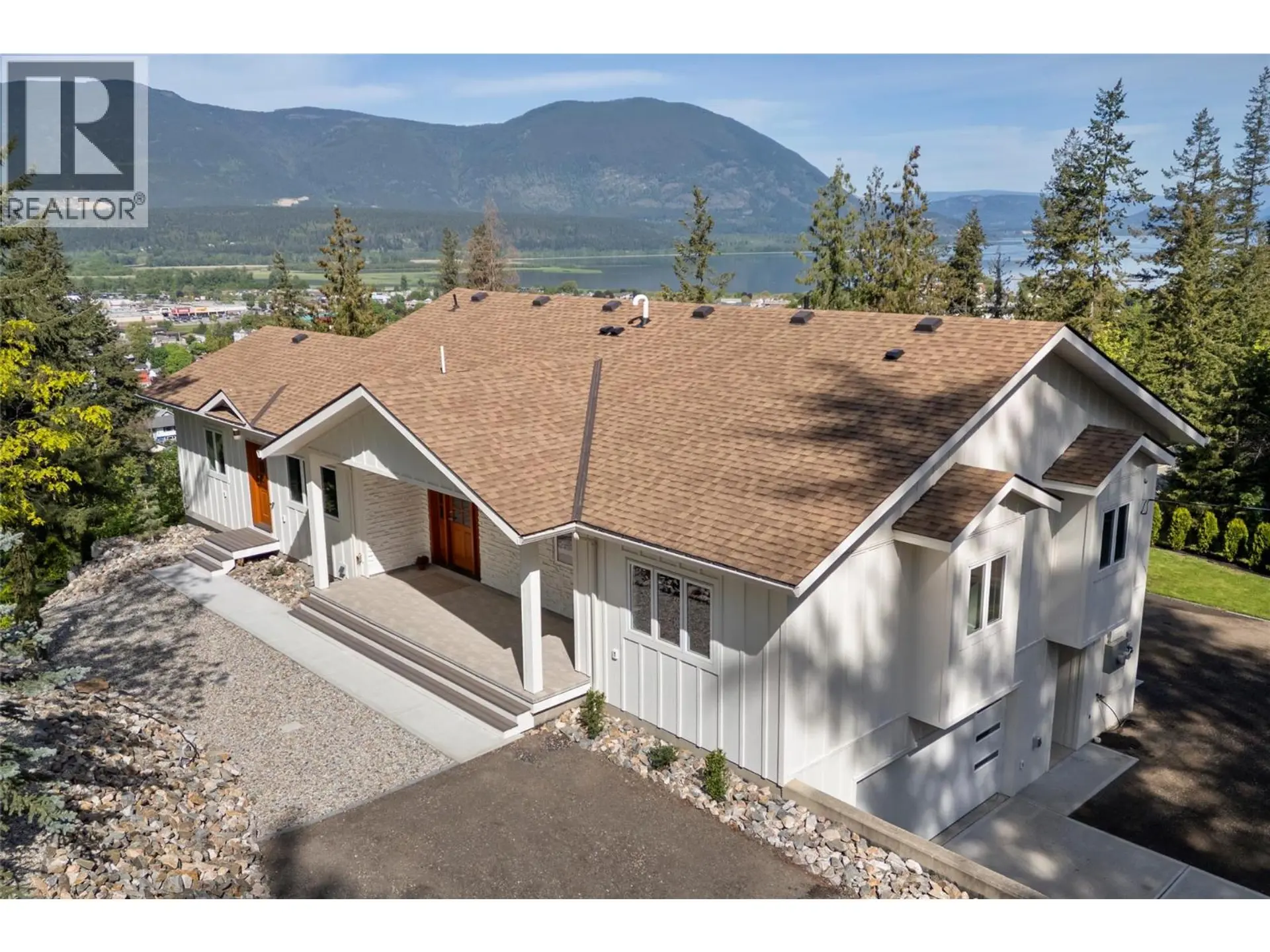 Property at 633 9 Street SE, Salmon Arm, BC