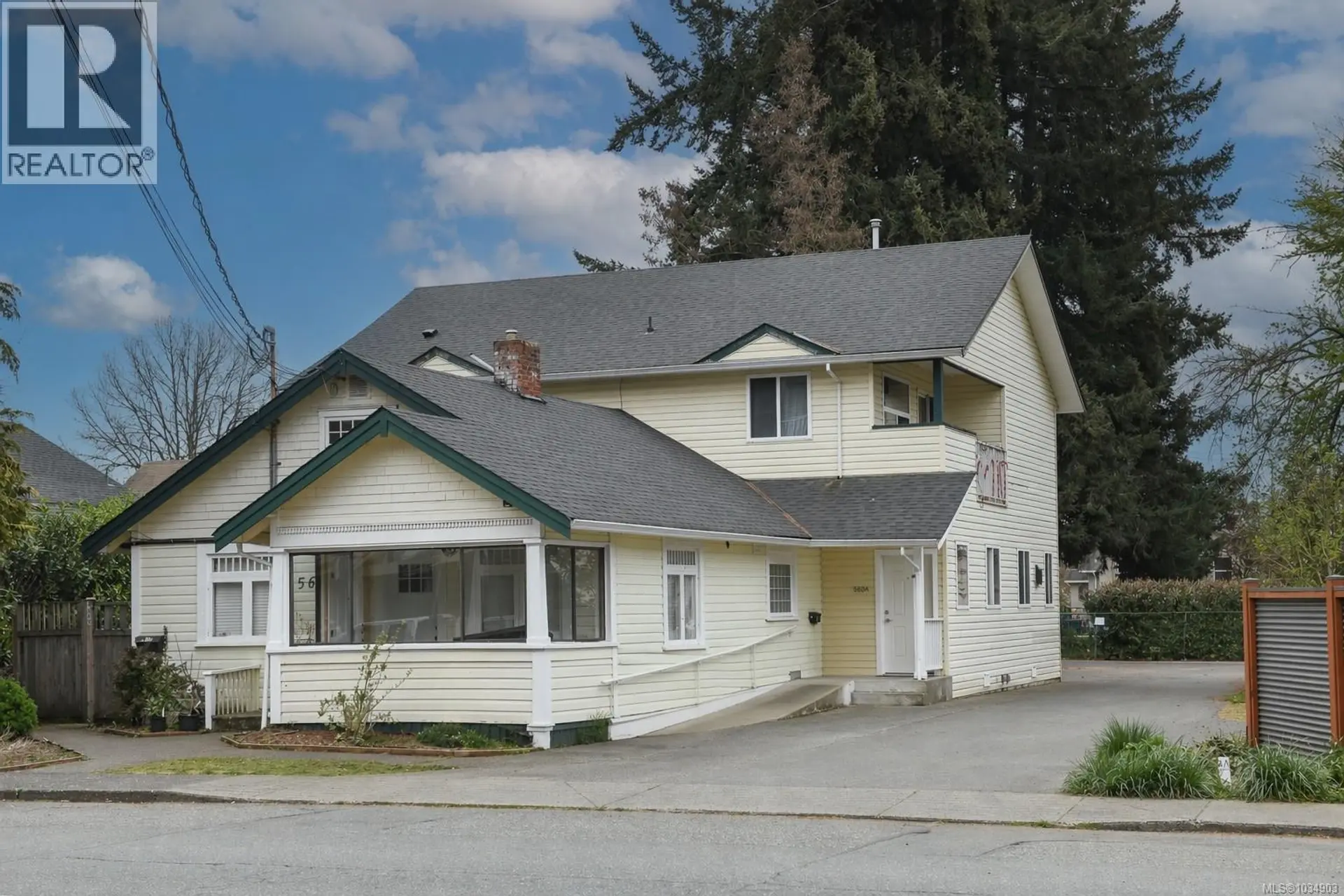 Property at 560 4th St, Courtenay, BC