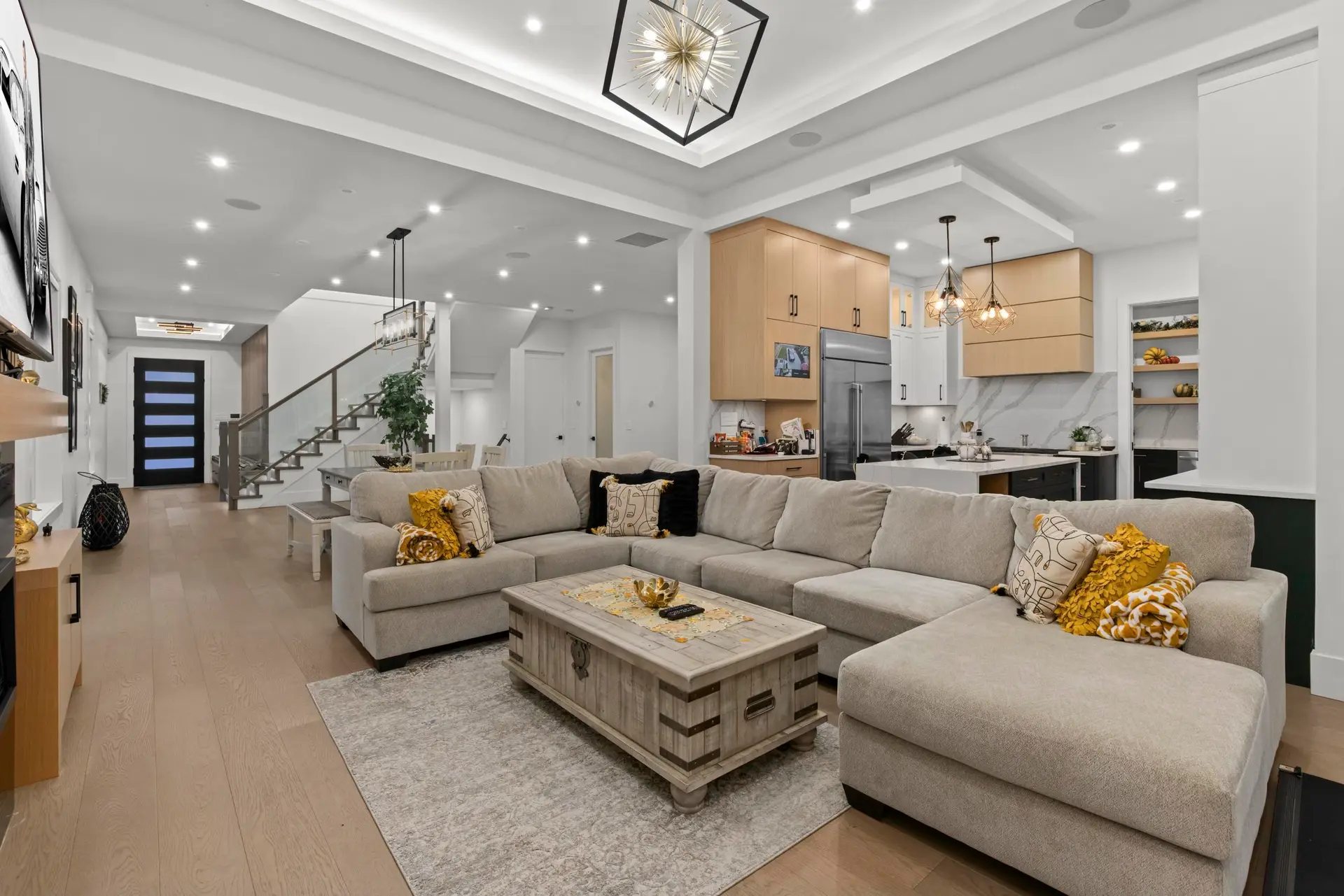 5673 Fairlight Crescent - Image 7