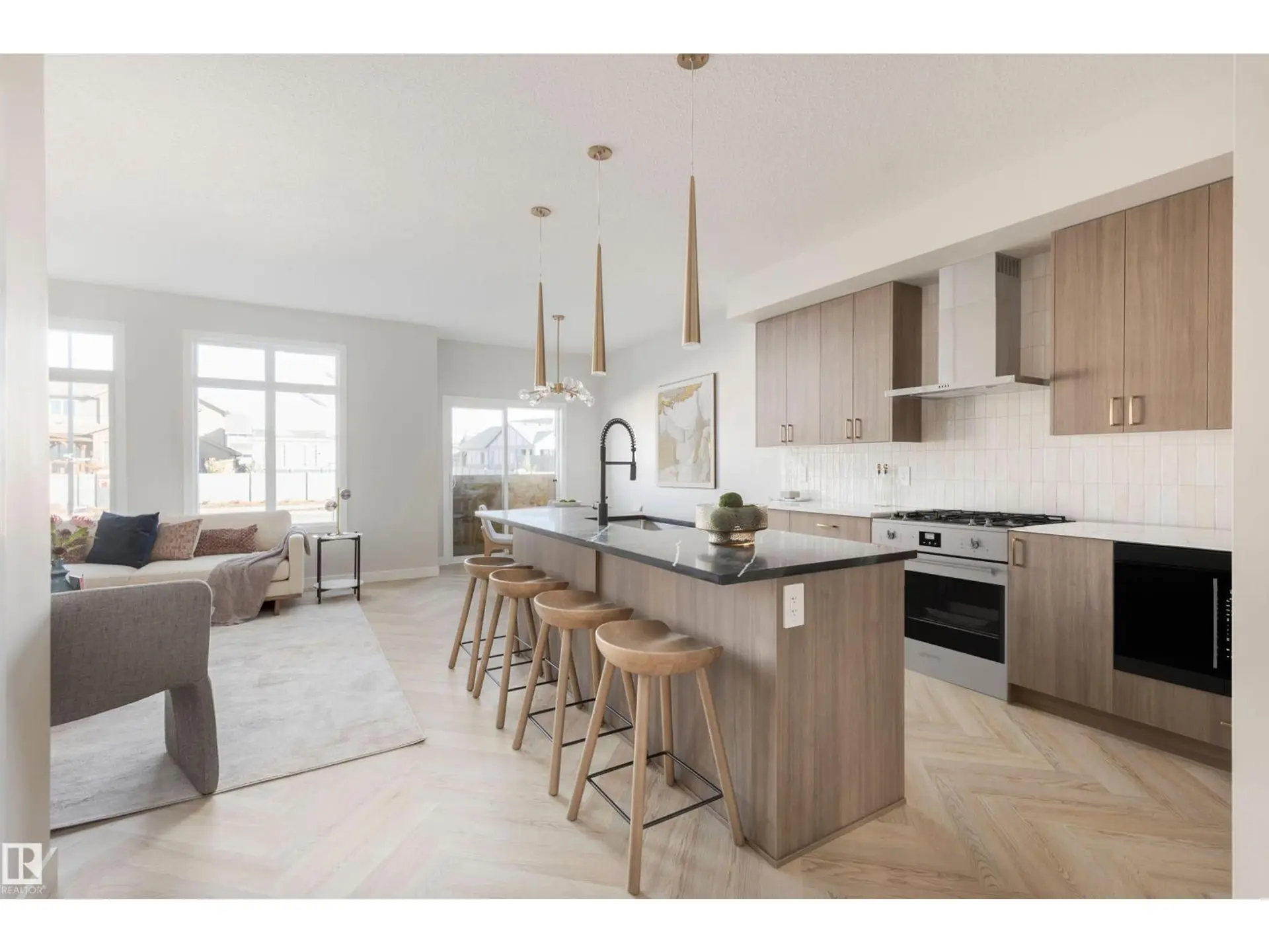 20620 43 AV NW - Image 1