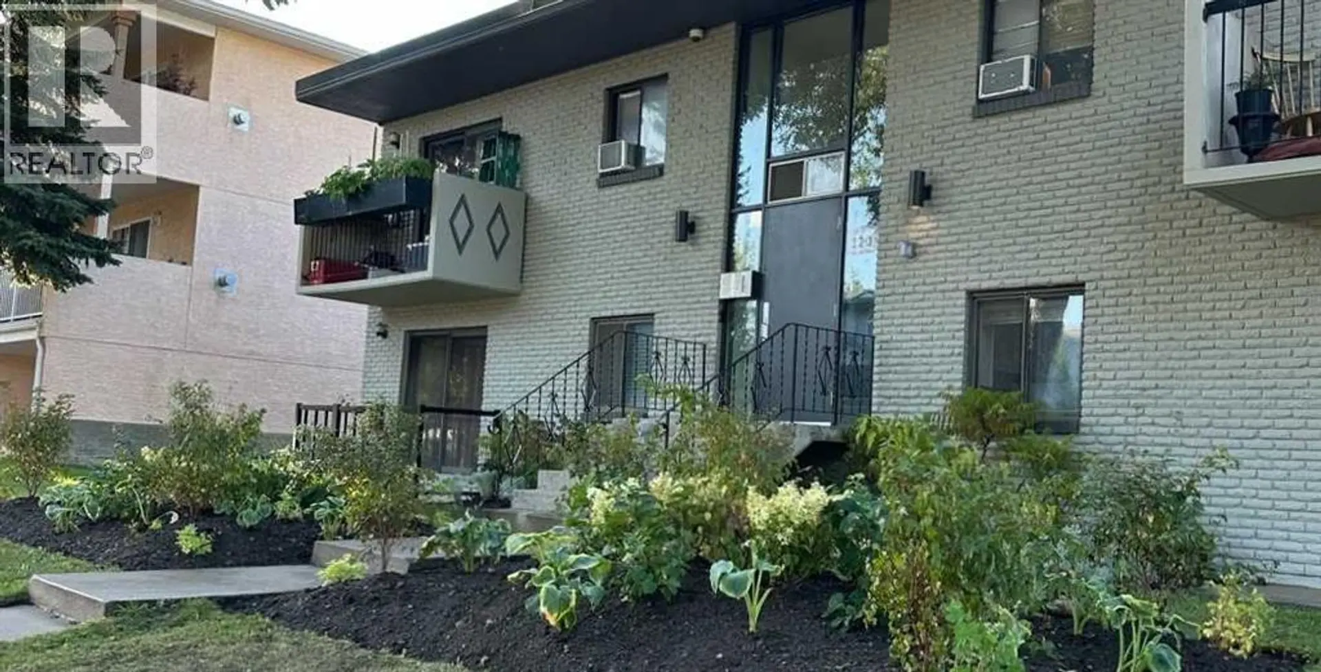 Property at 120 29 Avenue NW, Calgary, AB