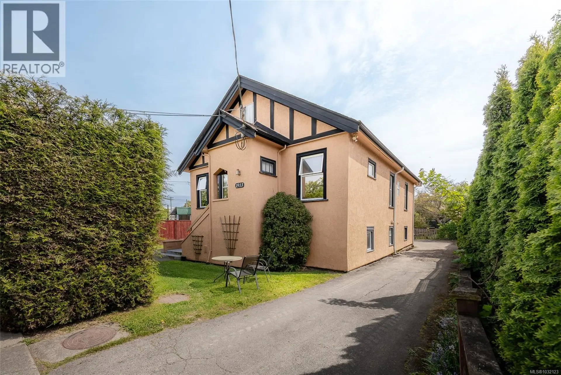 Property at 1913 Duchess St, Victoria, BC
