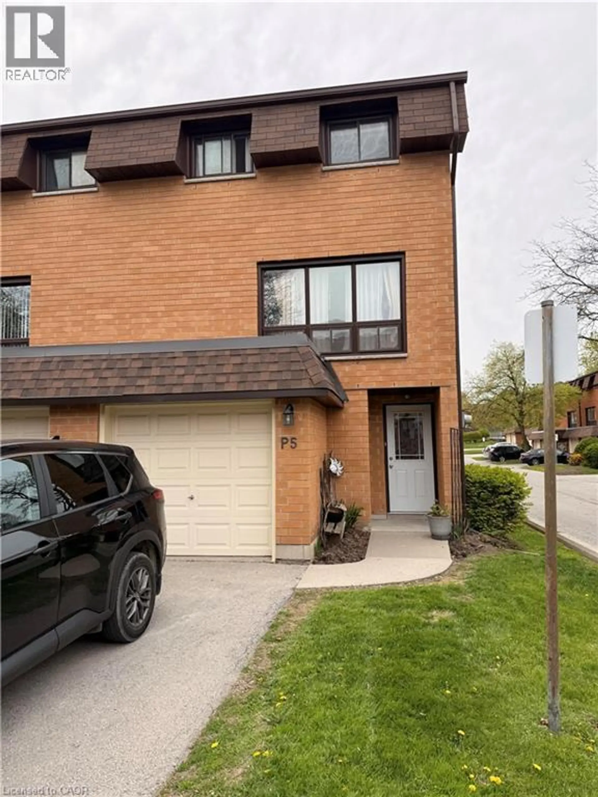 #P5 444 STONECHURCH Road W - Image 1